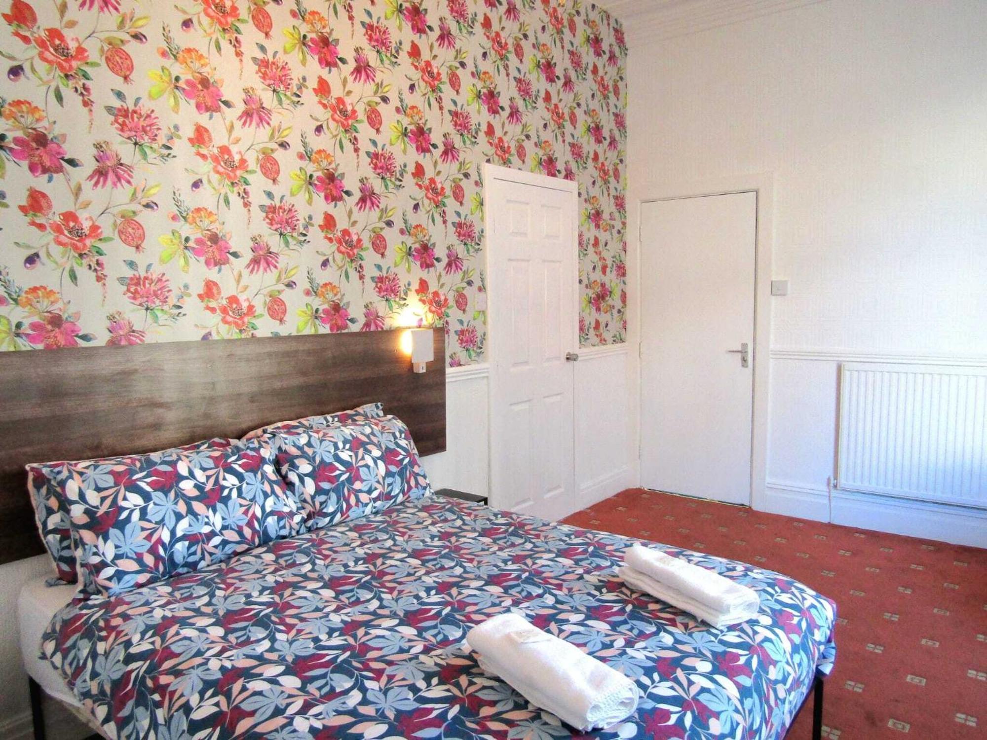 Deluxe Double Room Shower