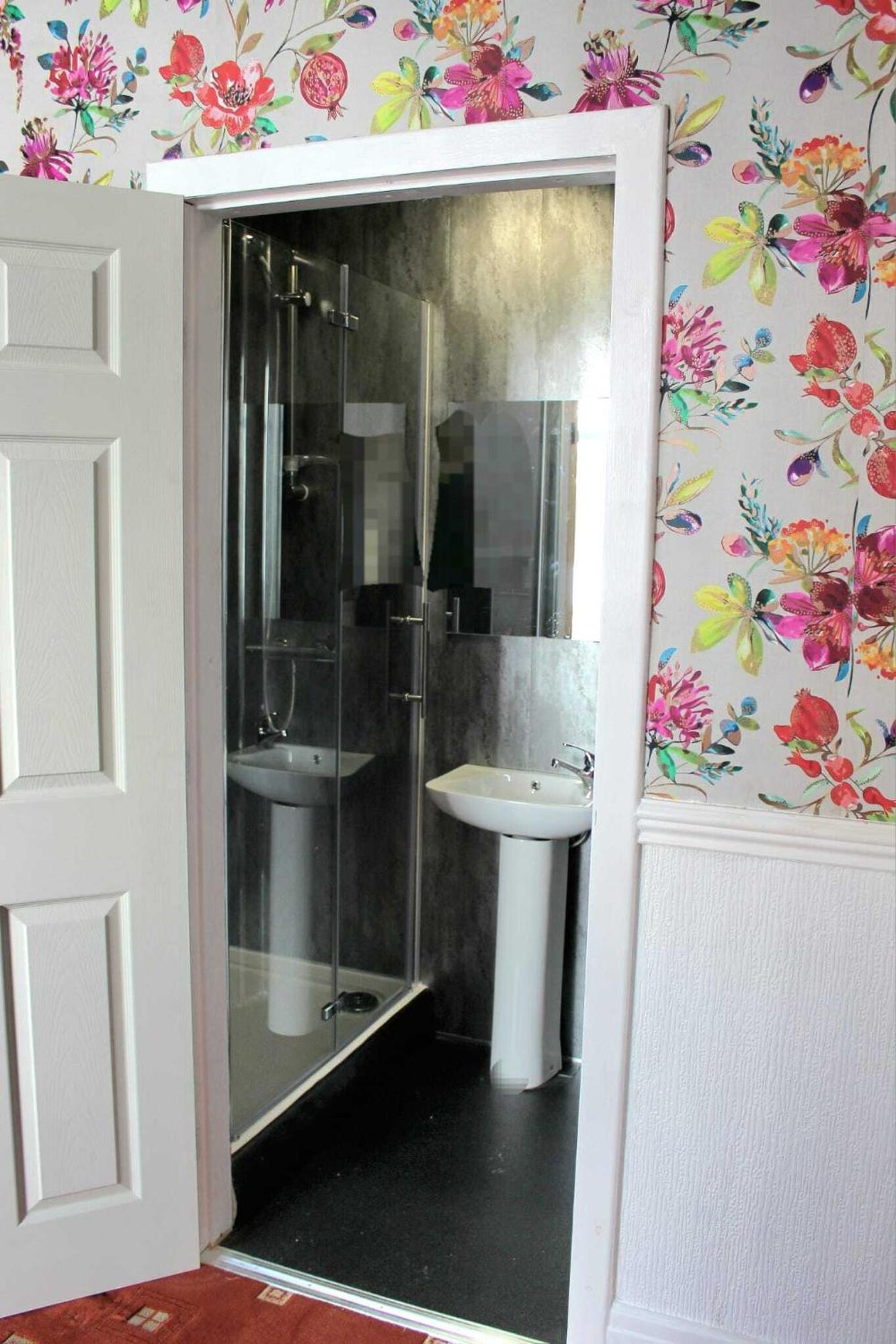Deluxe Double Room Shower