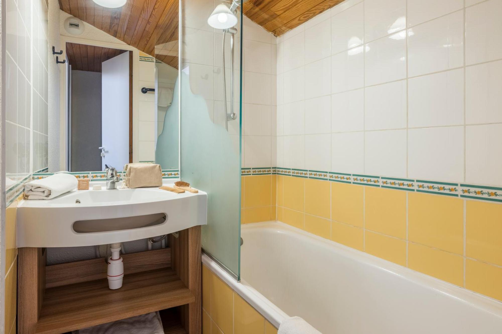 Superior One-Bedroom Apartment Sleeping Alcove