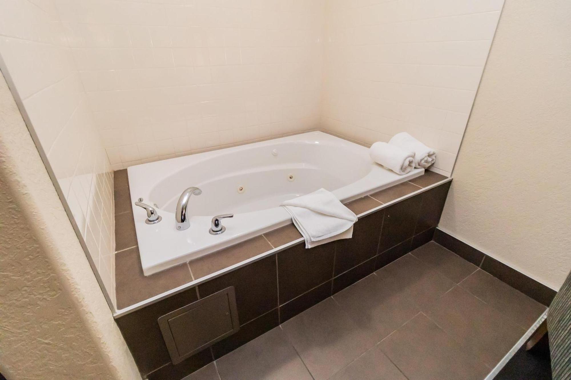 King Suite with Spa Bath and Fireplace - Non-Smoking