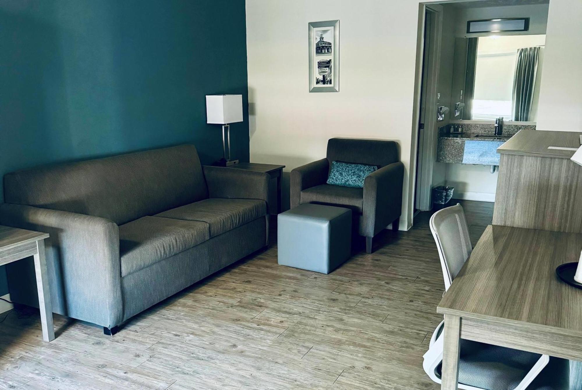 King Room with Roll-in Shower - Mobility Access/Non-Smoking