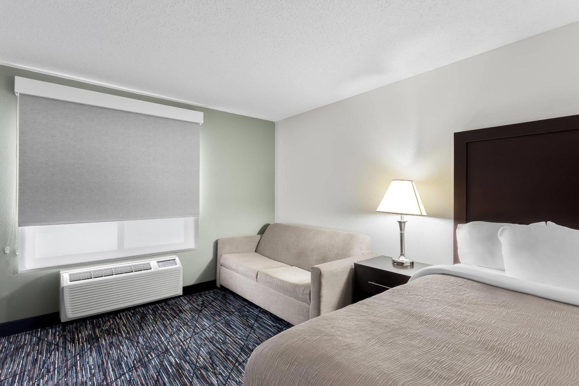 Standard King Room with Tub - Accessible/Non-Smoking