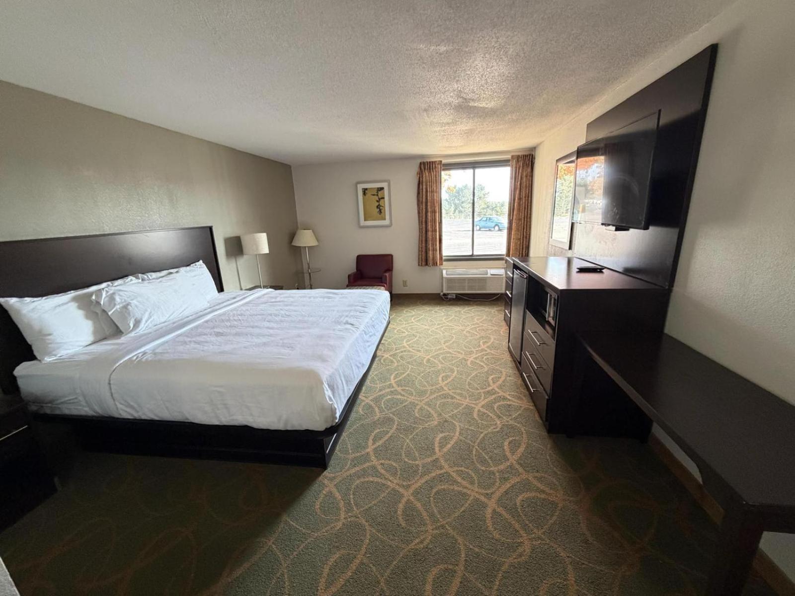 King Suite with Pool View