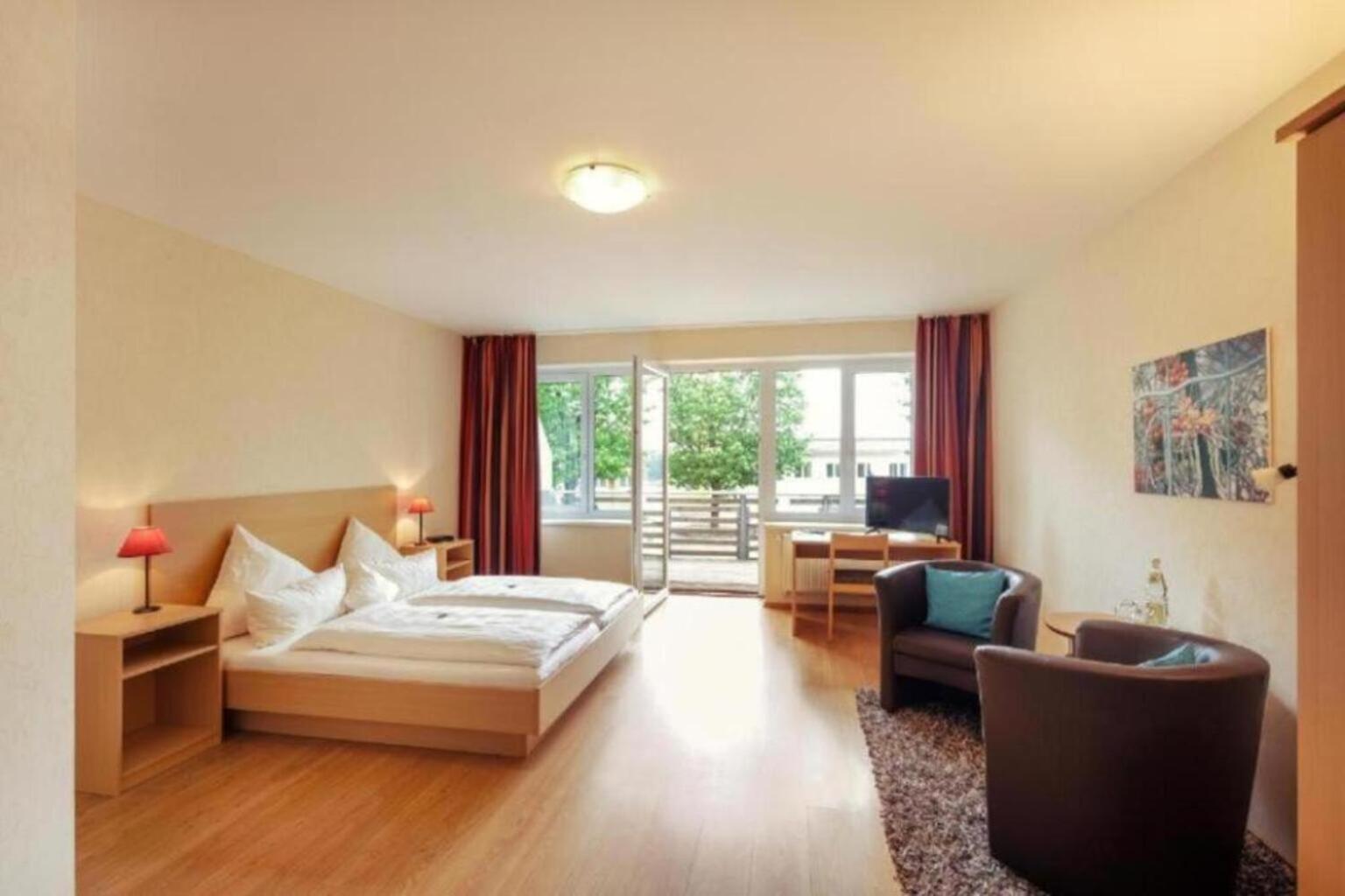 Superior Doppelzimmer mit Seeblick und einem Balkon.