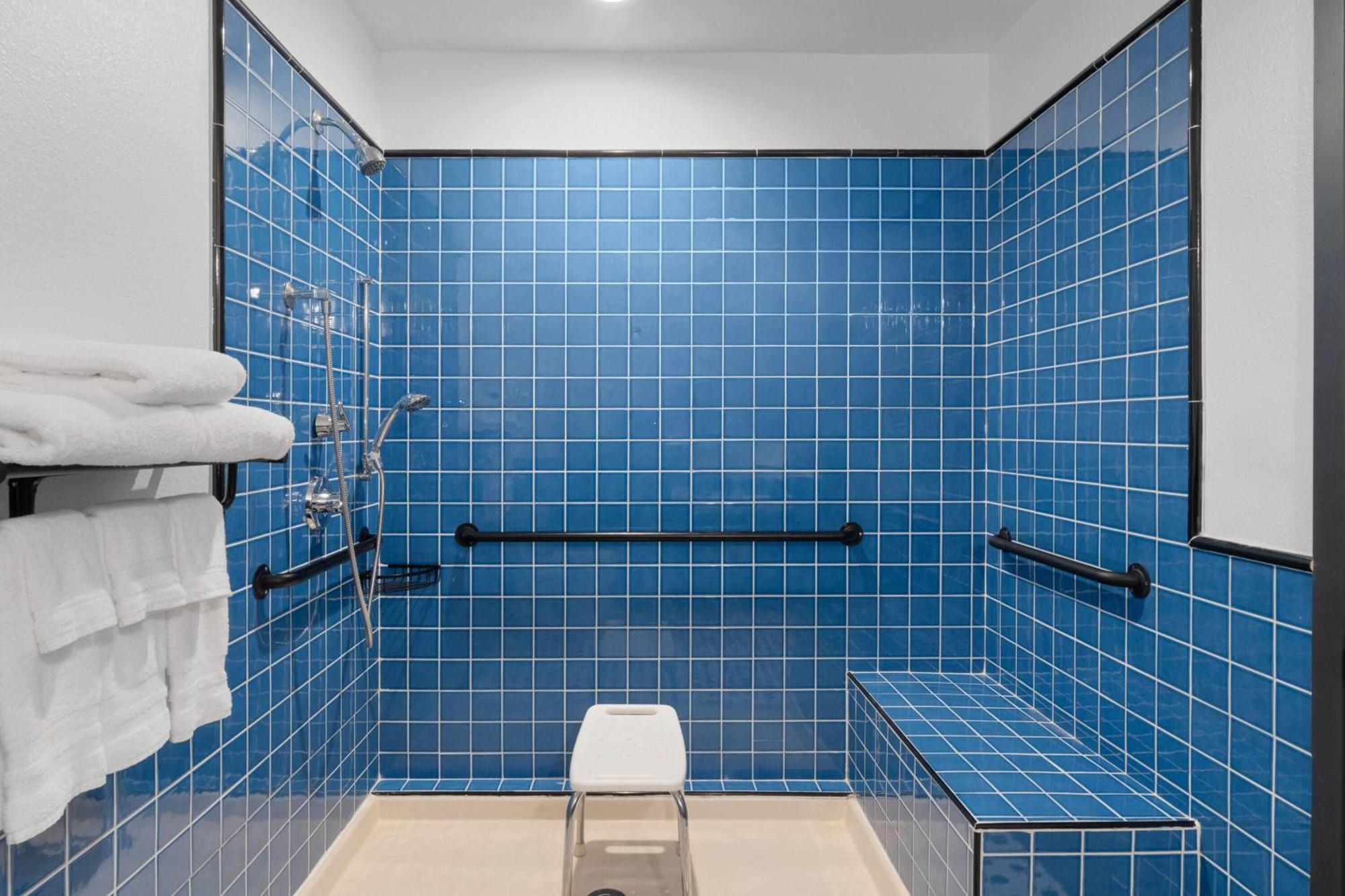 King Room Bath Tub Mobility Accessible or Non-Smoking