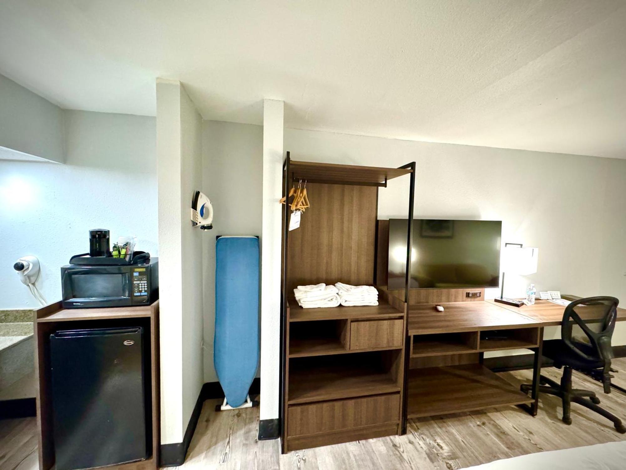 Queen Room Two Queen Beds Non-Smoking