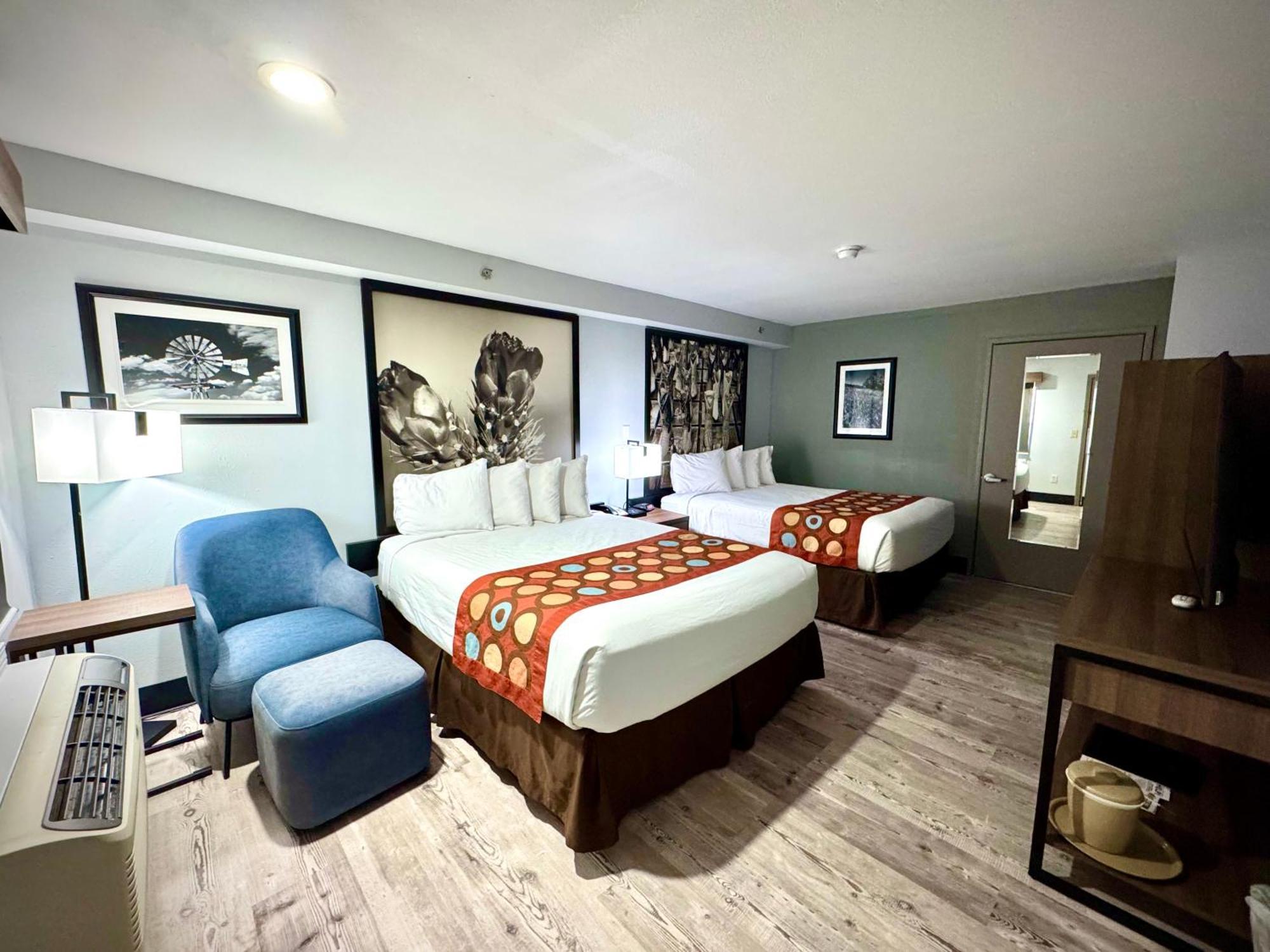 Queen Room Two Queen Beds Mobility Accessible Bathtub