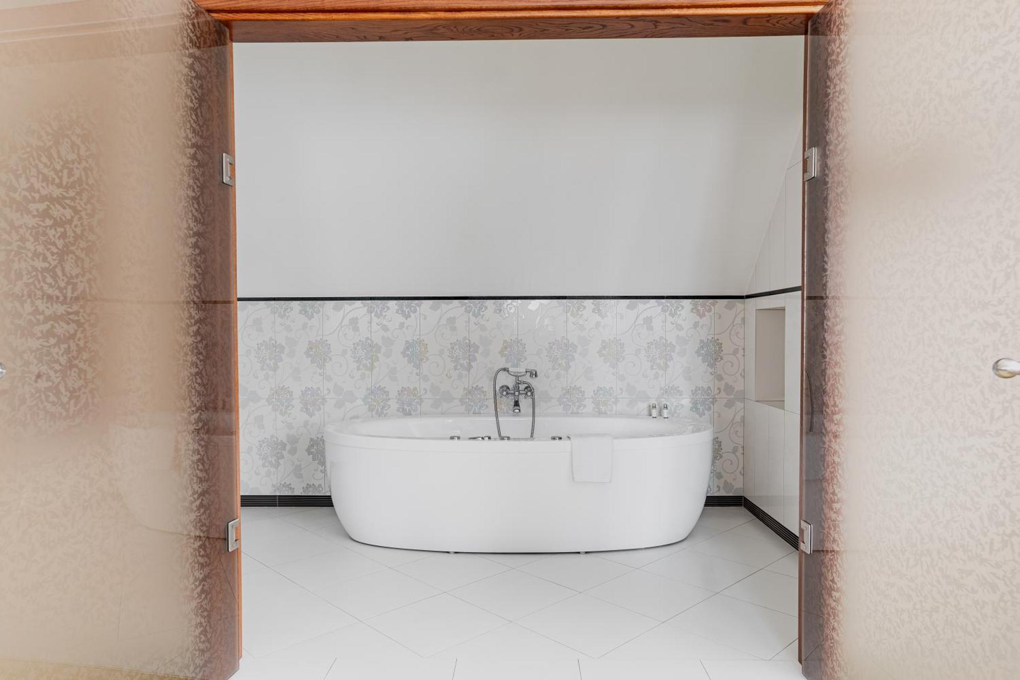 Deluxe Suite with Spa Bath
