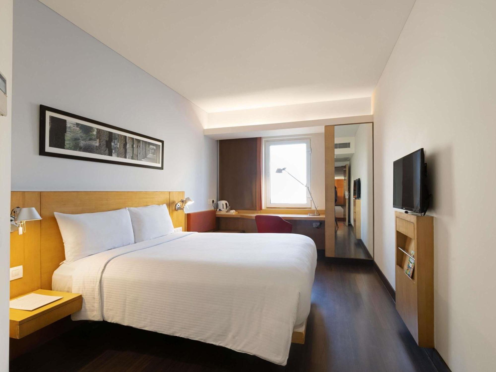 Superior Queen Room - Free drop to US Consulate and 30% Discount on Food and Beverages