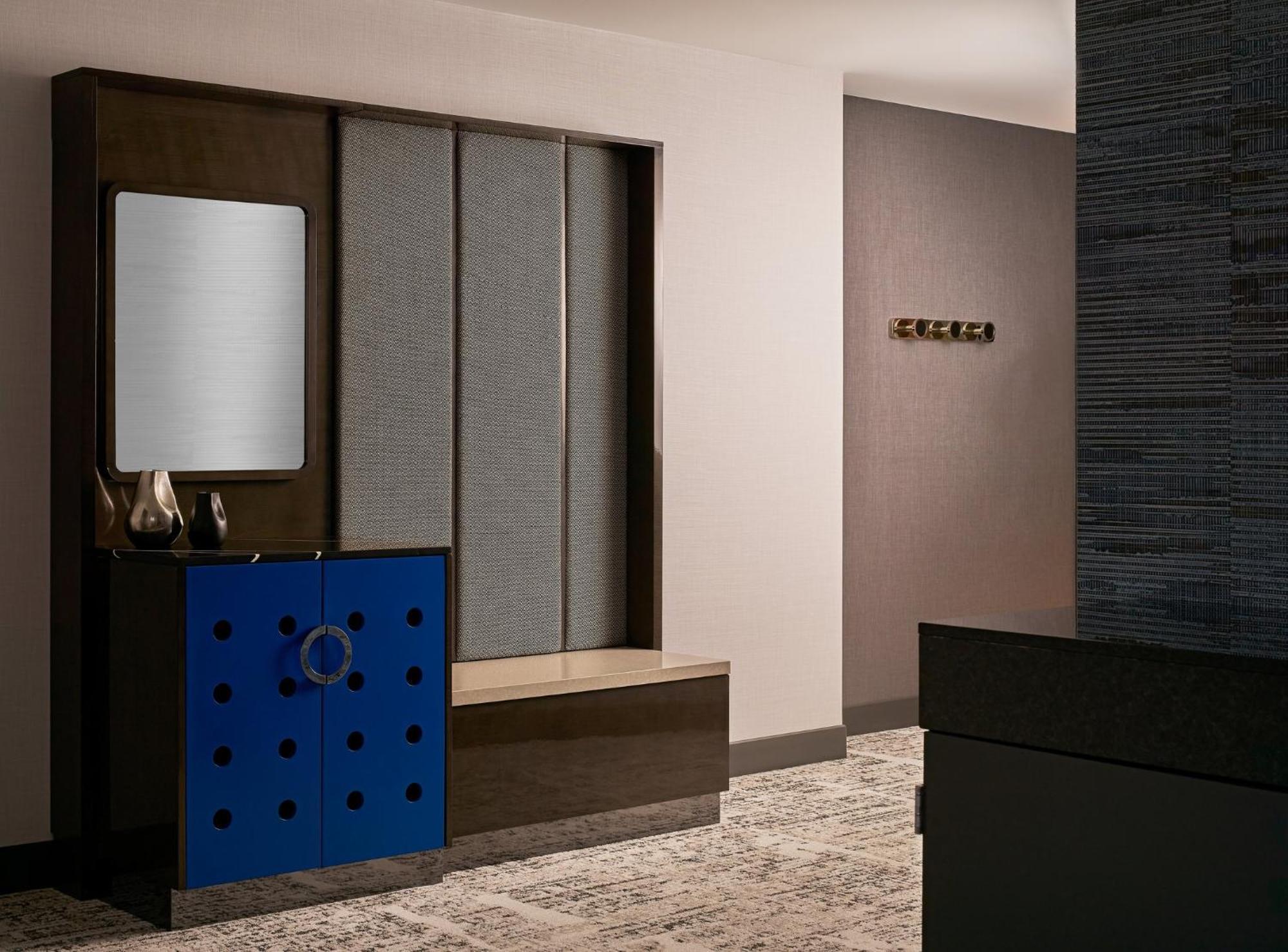 Executive Ecksuite