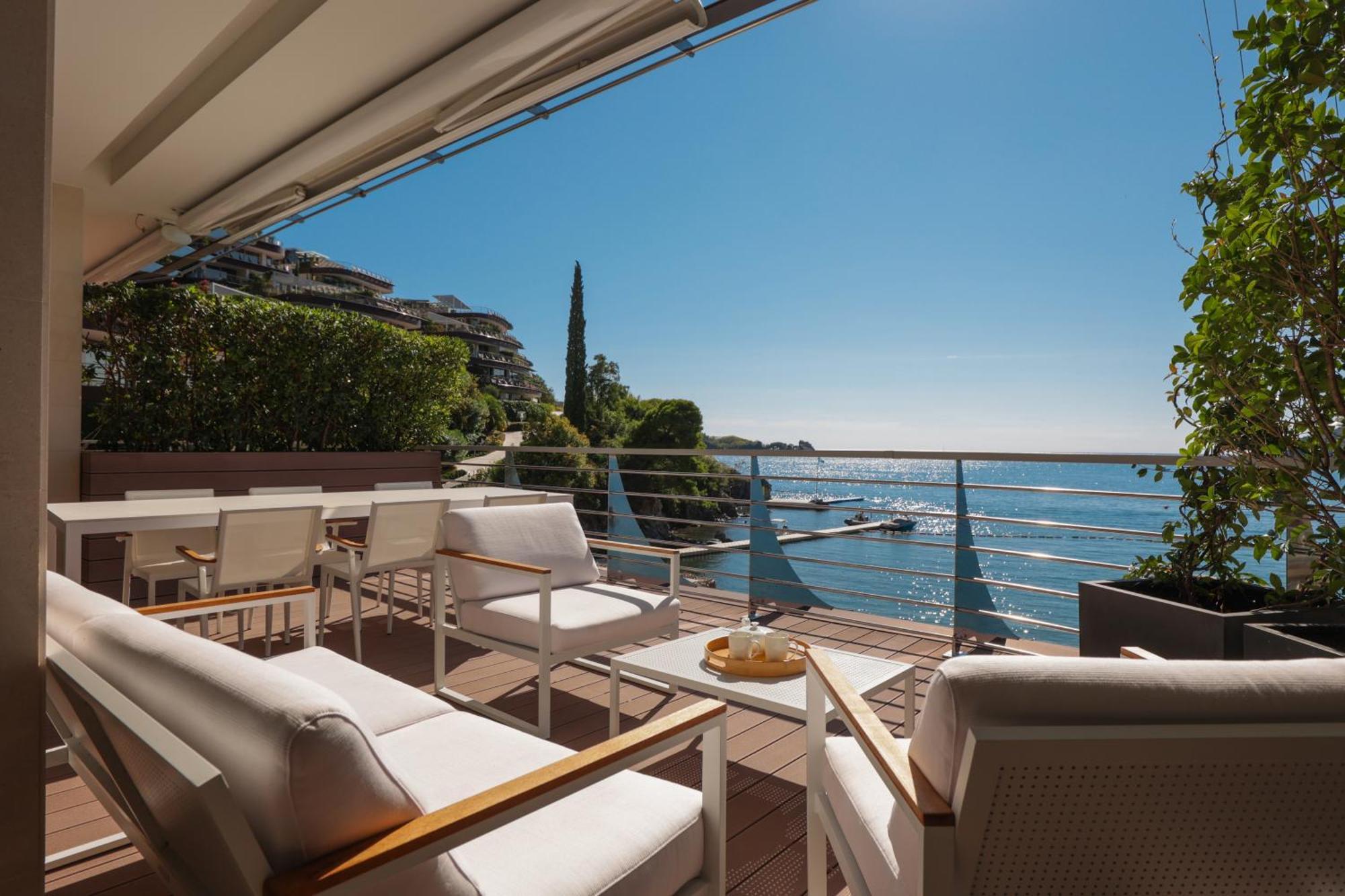 Three-Bedroom Apartment Sea View