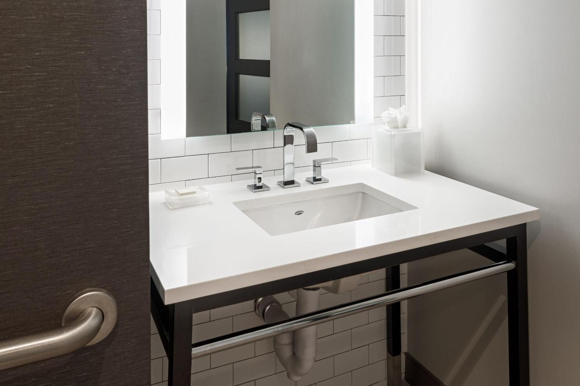 Standard Queen Room Two Queen Beds Mobility Hearing Accessible Roll Shower