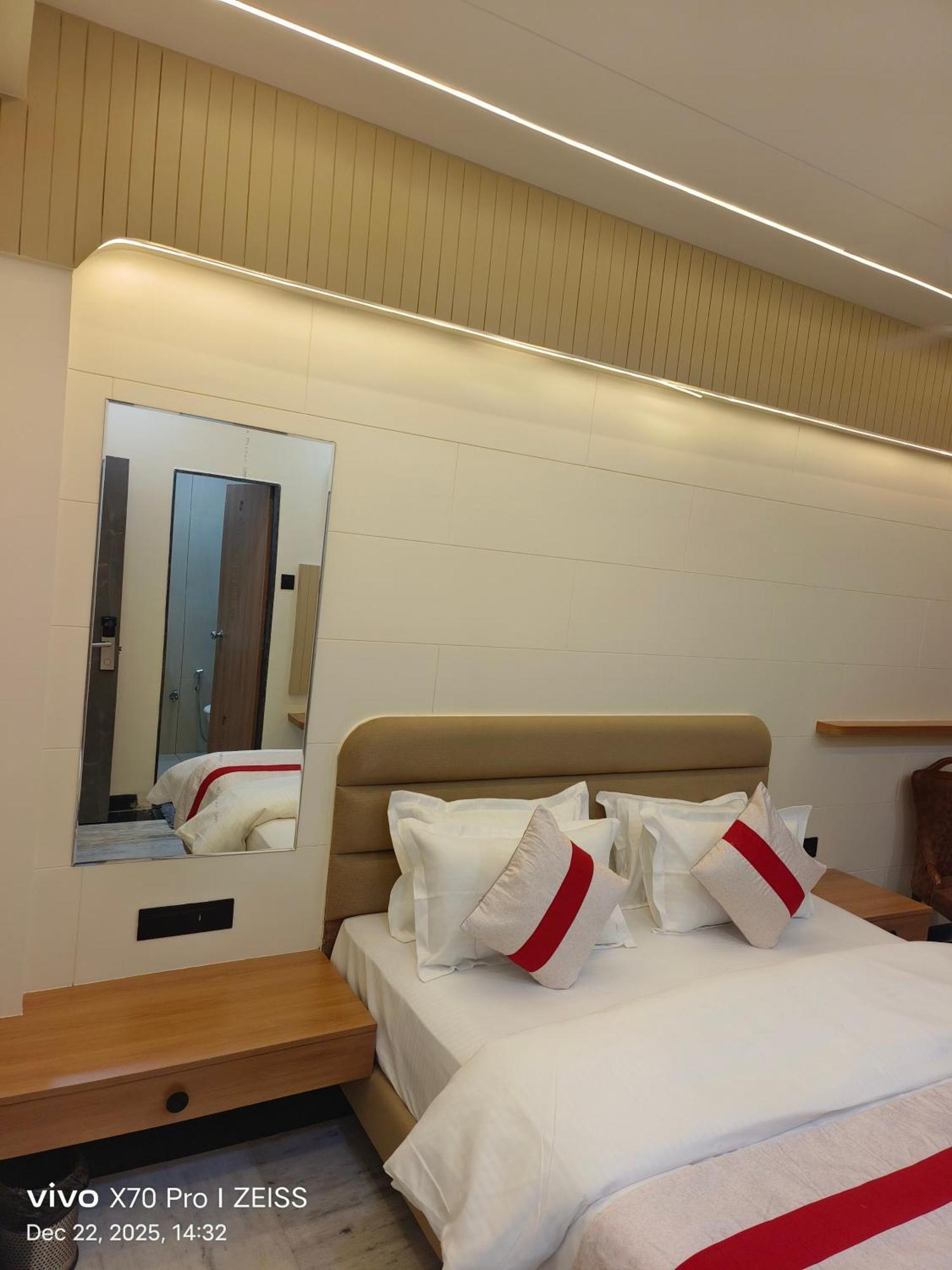 Deluxe Double Room Newly Renovated pick drop to Shirdi Railway Station
