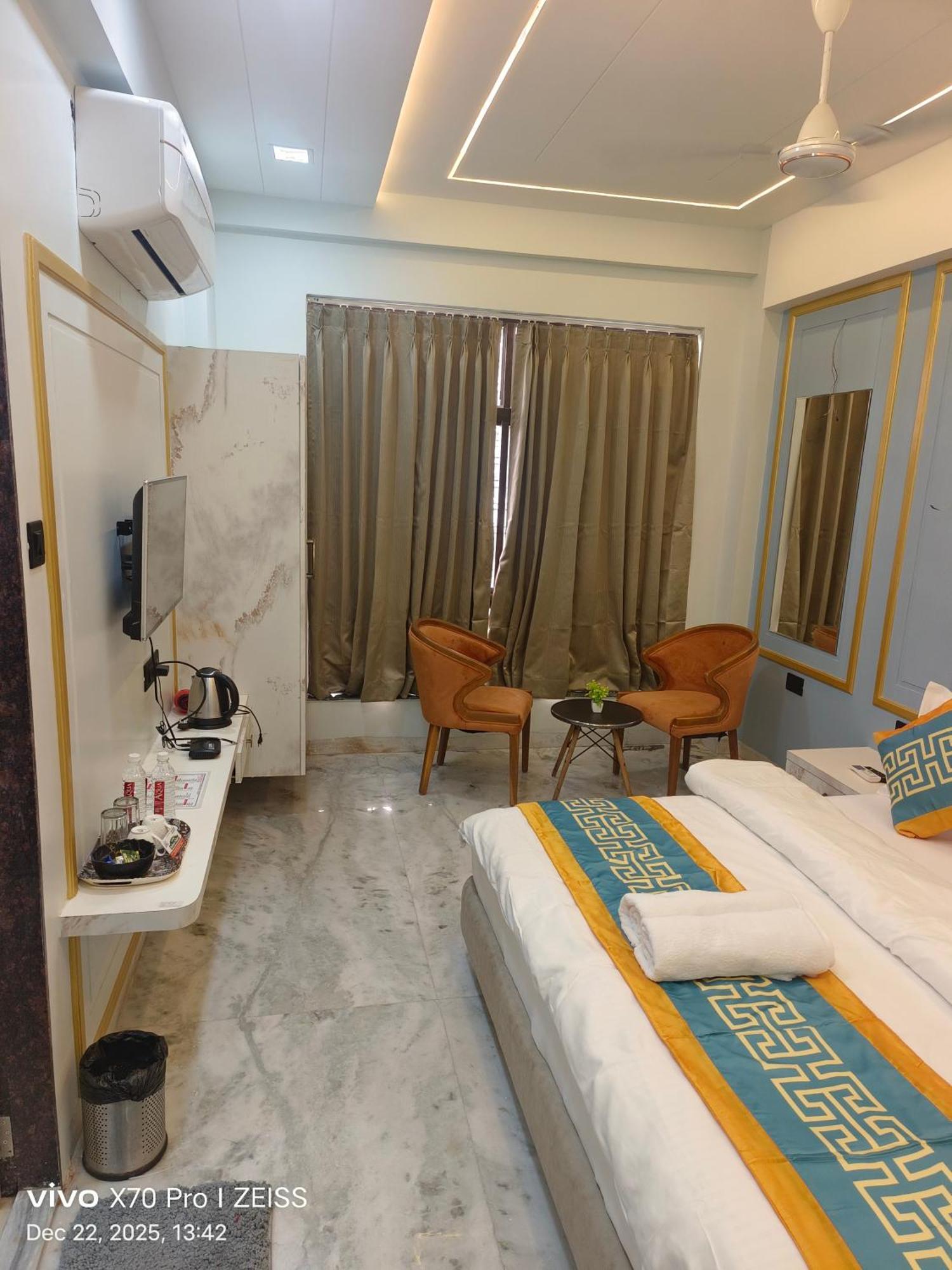 Deluxe Double Room Newly Renovated pick drop to Shirdi Railway Station