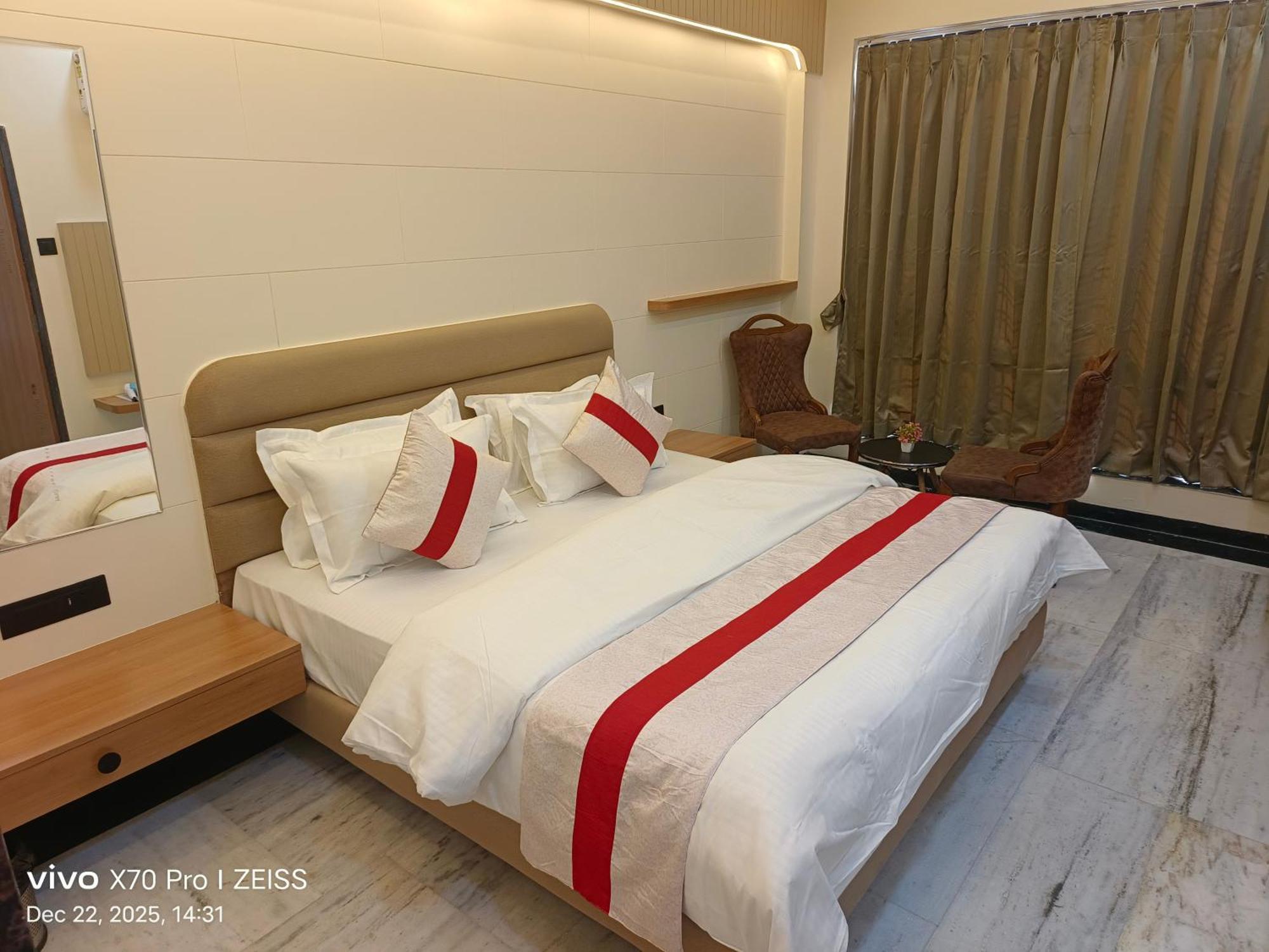 Deluxe Double Room Newly Renovated pick drop to Shirdi Railway Station