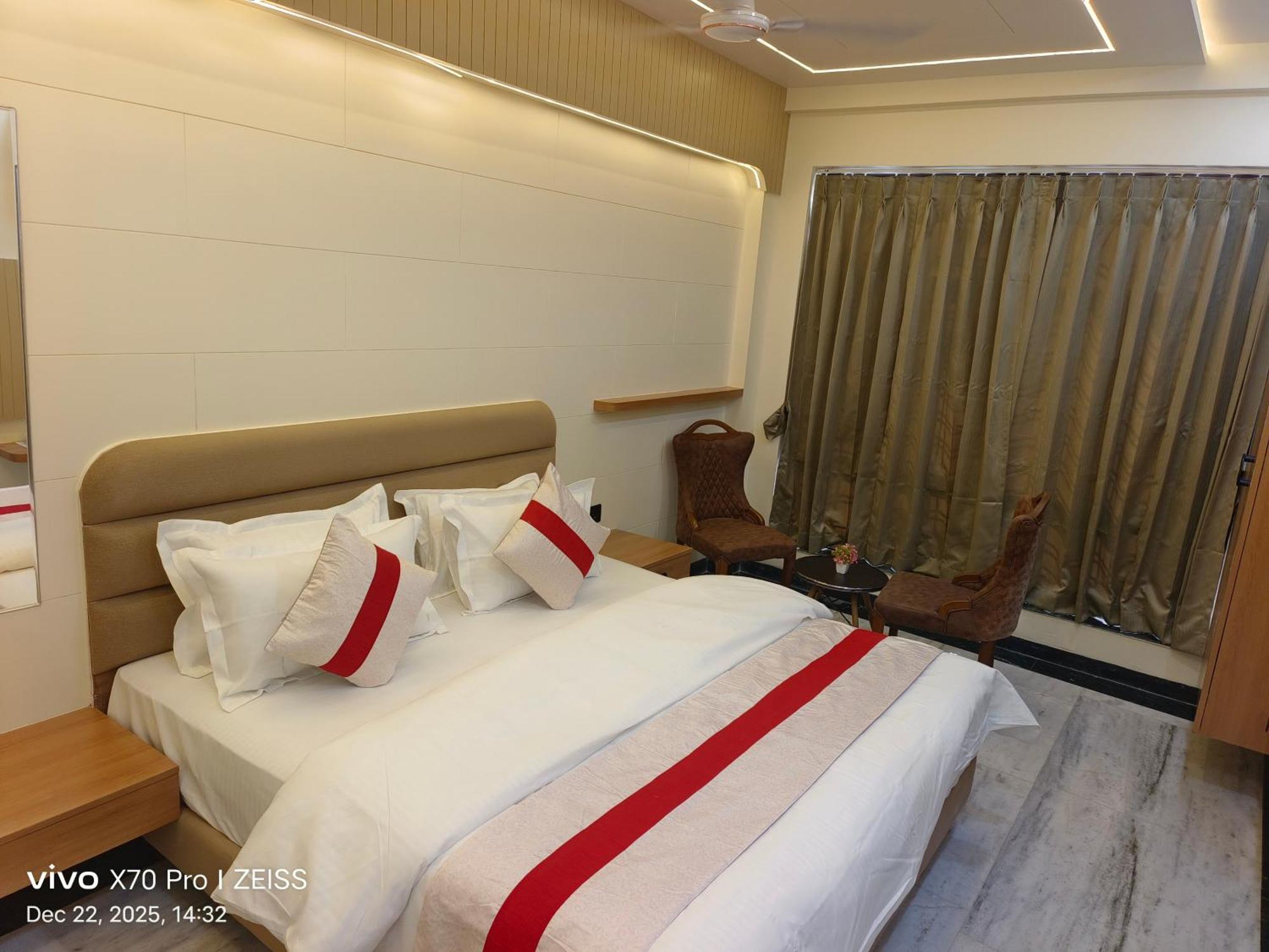 Deluxe Double Room Newly Renovated pick drop to Shirdi Railway Station