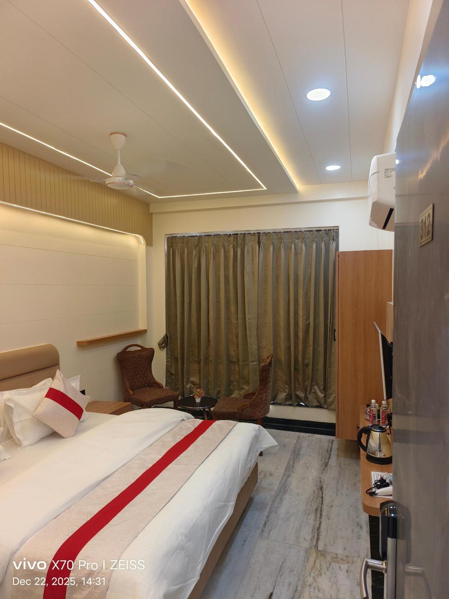 Deluxe Double Room Newly Renovated pick drop to Shirdi Railway Station