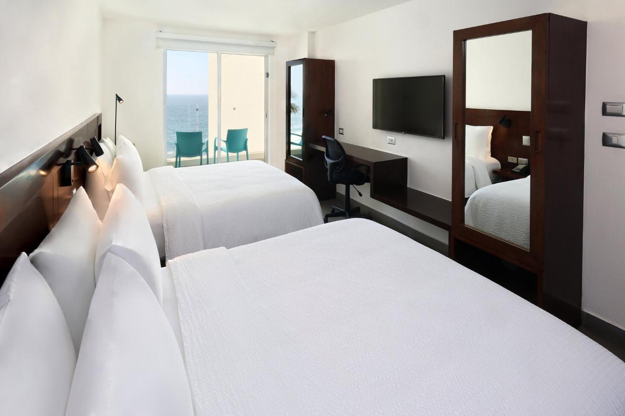 Habitación Estándar con vistas al mar y 2 camas grandes