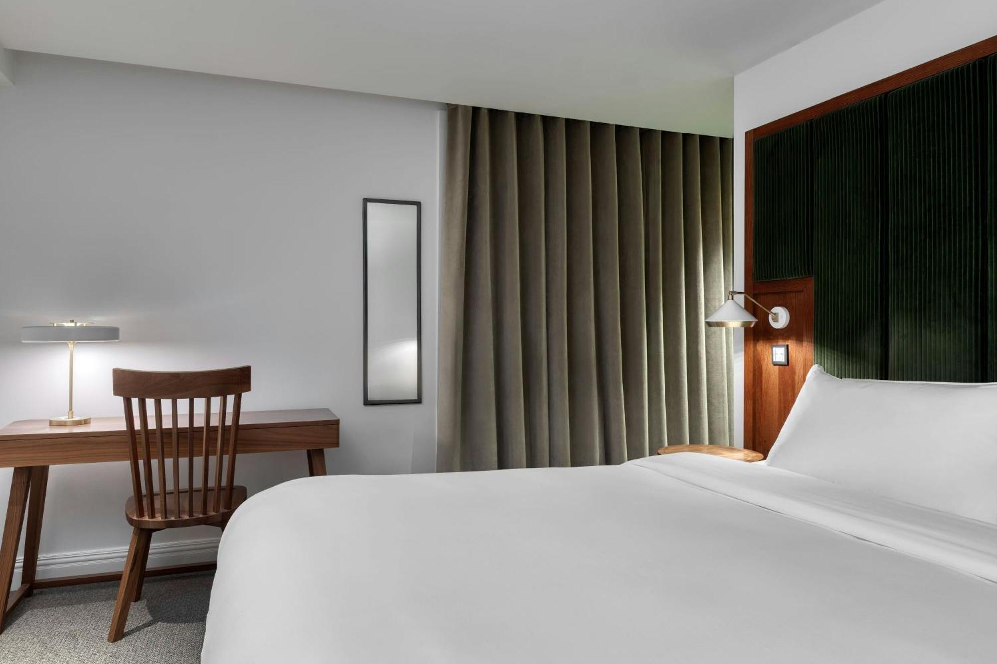 Family King Suite City View