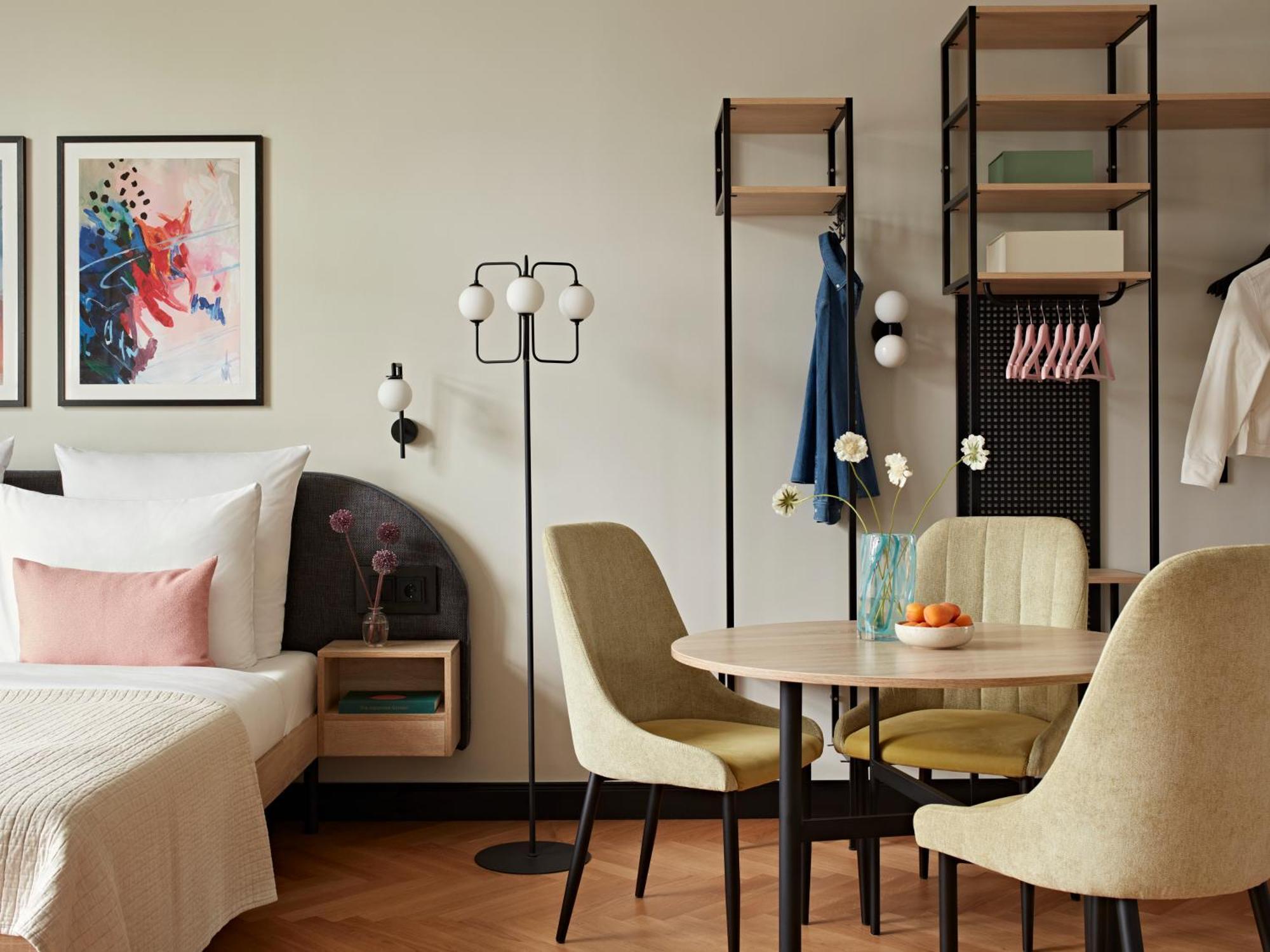 Großes Studio mit Küchenzeile und Schlafsofa