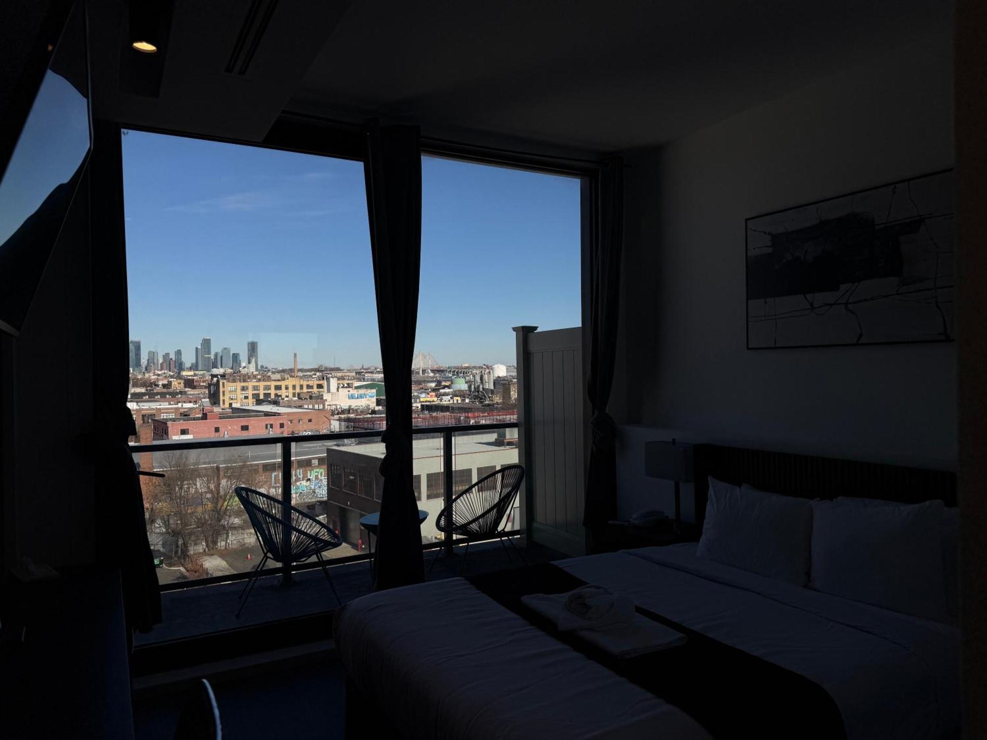 Deluxe Queen Room City View Non-Smoking