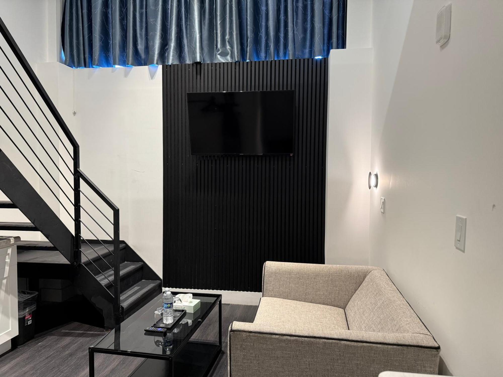 Deluxe Queen Studio