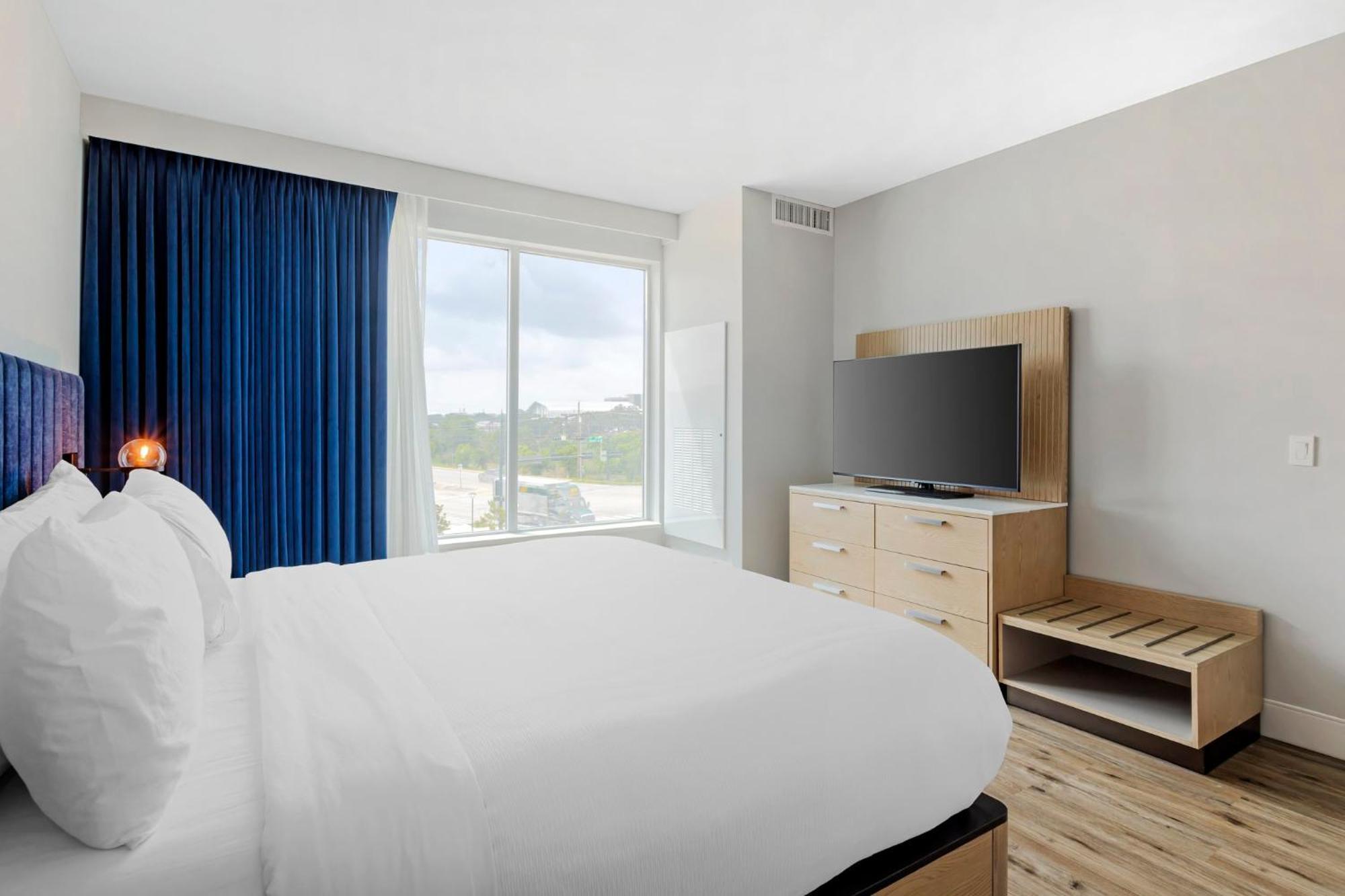 One-Bedroom Suite - Communications/Mobility Accessible with Tub