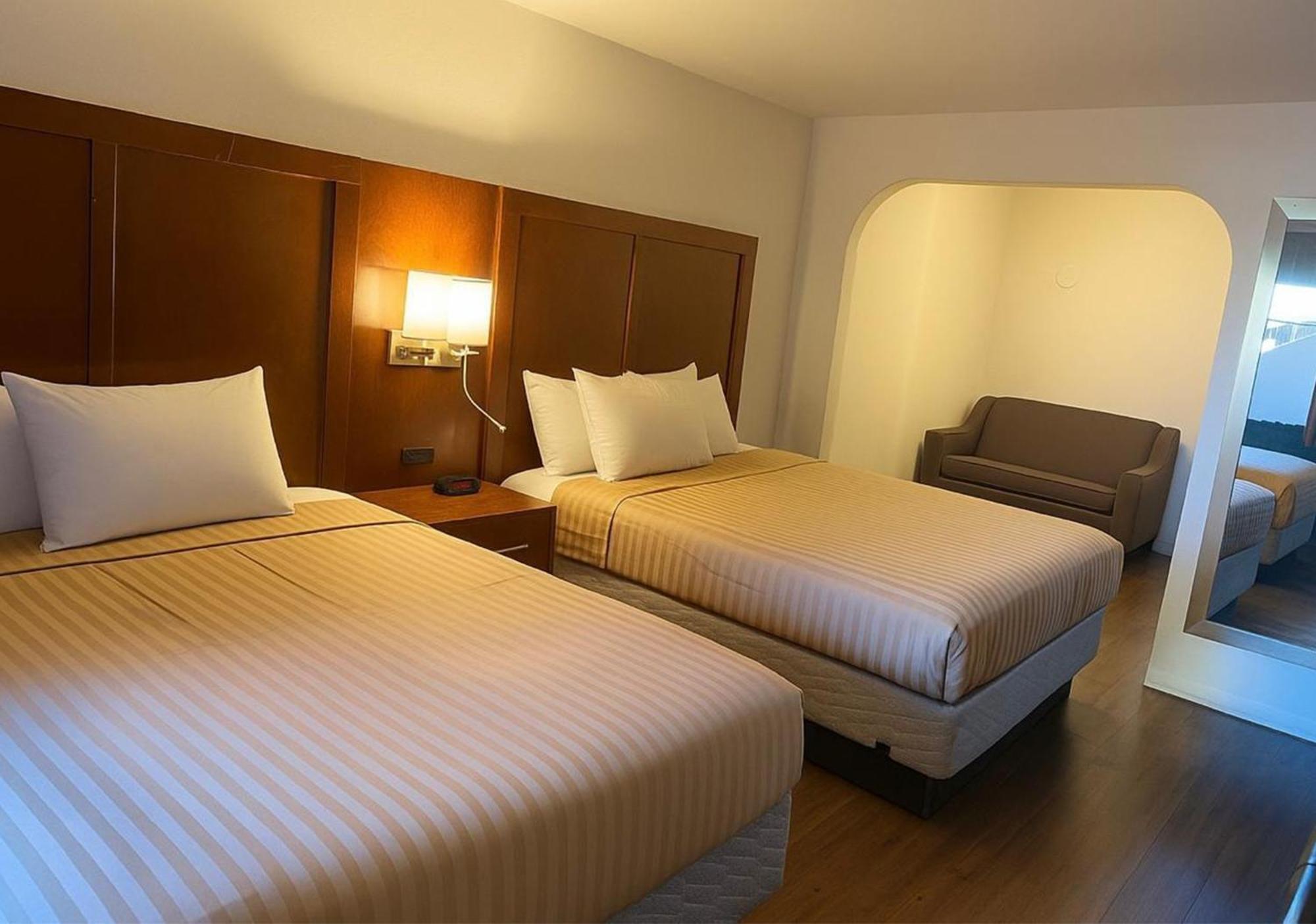 Deluxe Double Room (2 Adults + 1 Child)