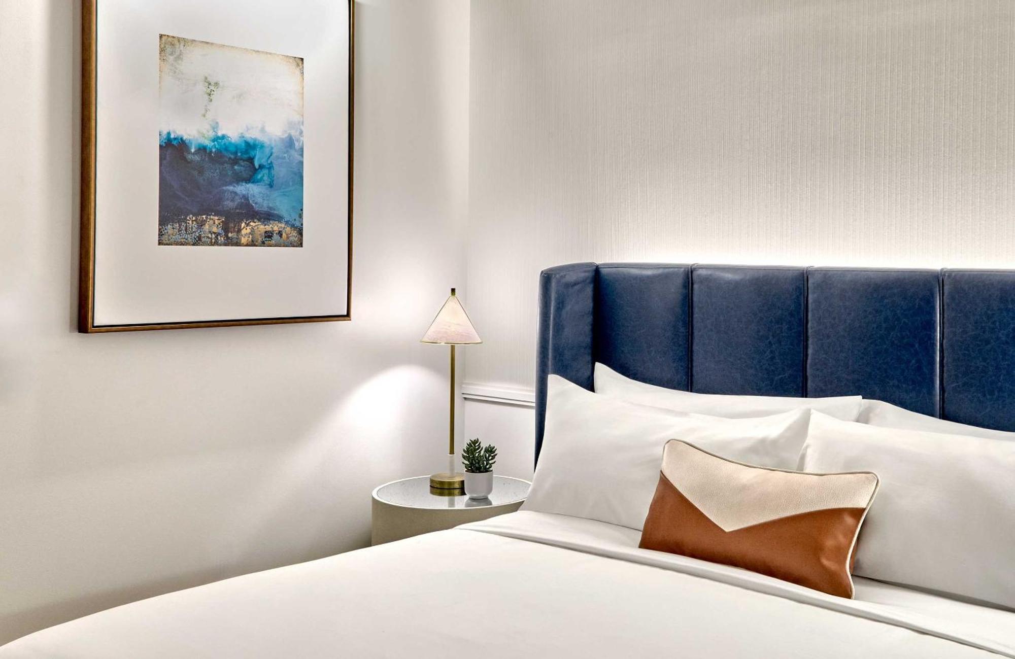 Accessible Deluxe Room 1 King Bed