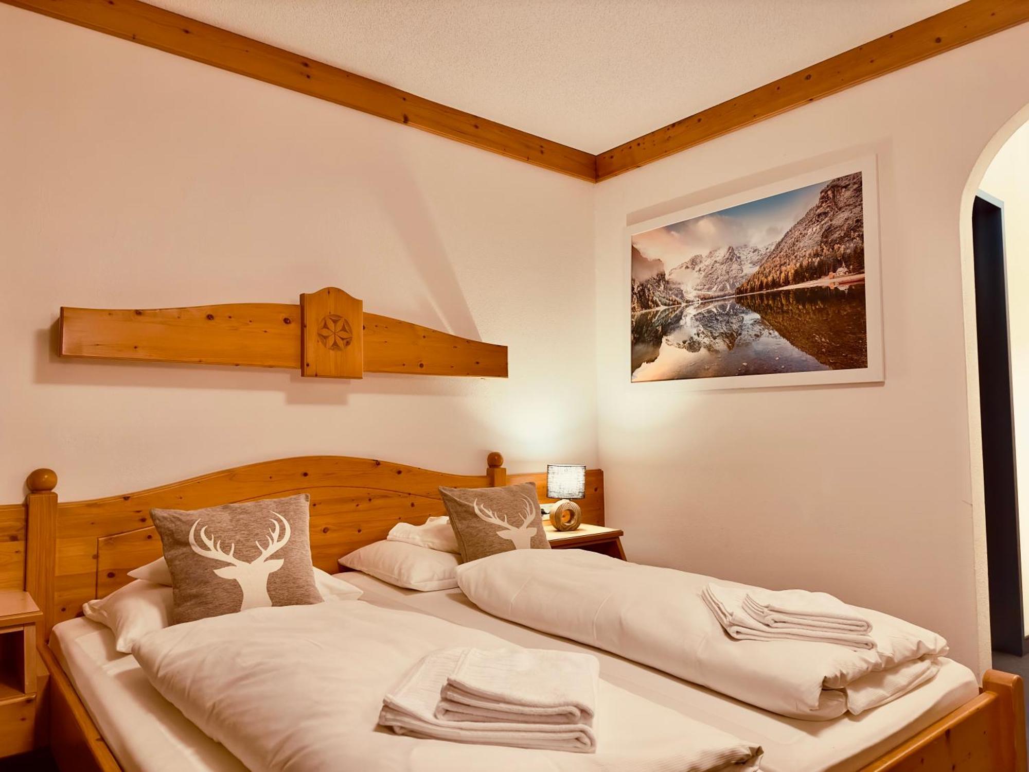 Zimmer mit Kingsize-Bett und Balkon