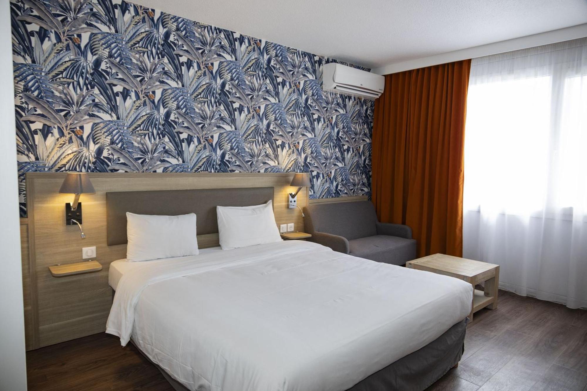 Standard Room 1 Queen Bed