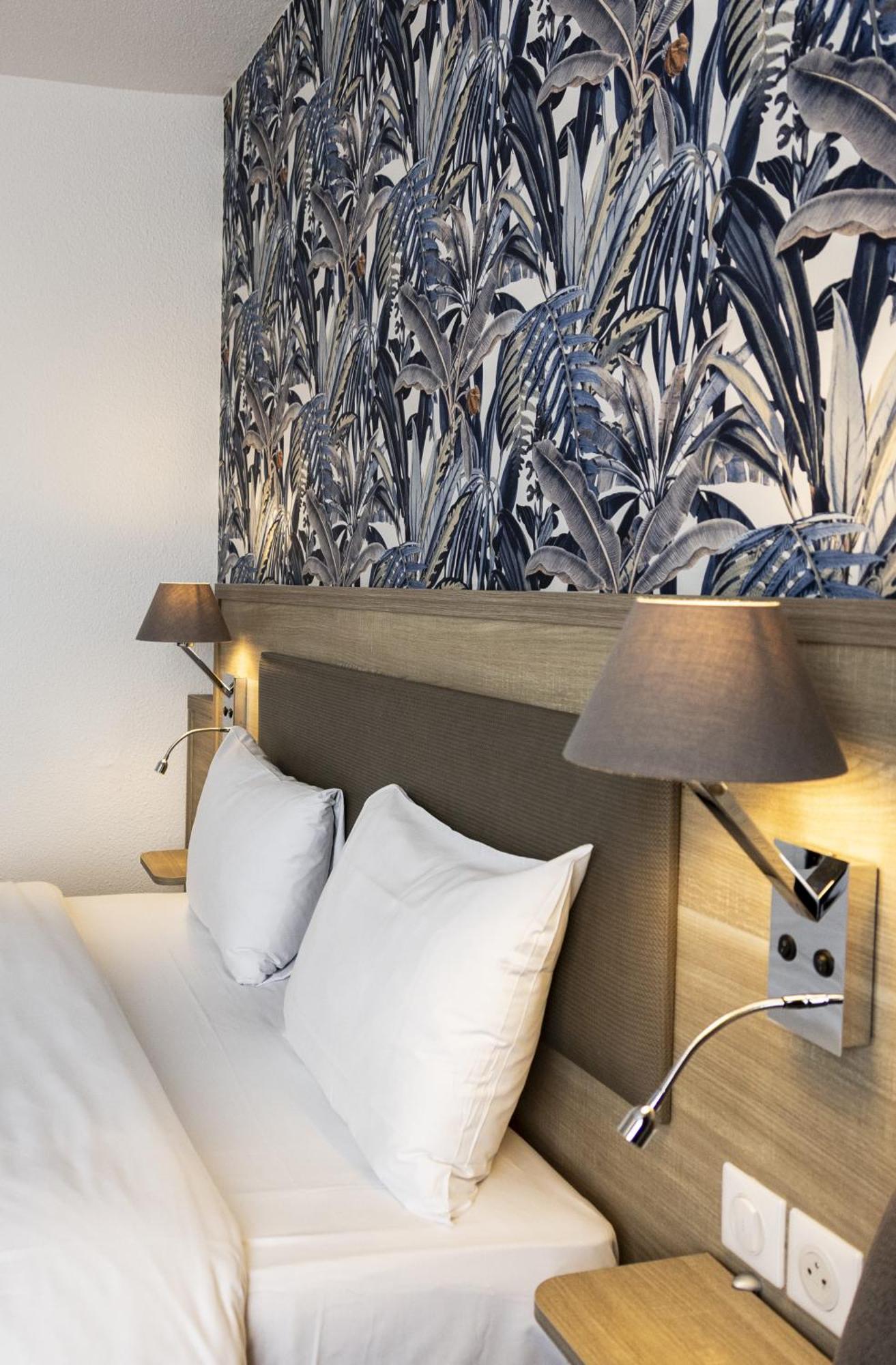 Standard Room 1 Queen Bed