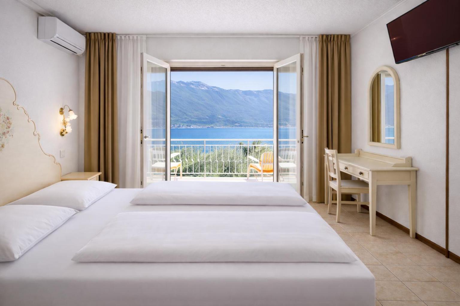 Standard Double Room Balcony Lake View