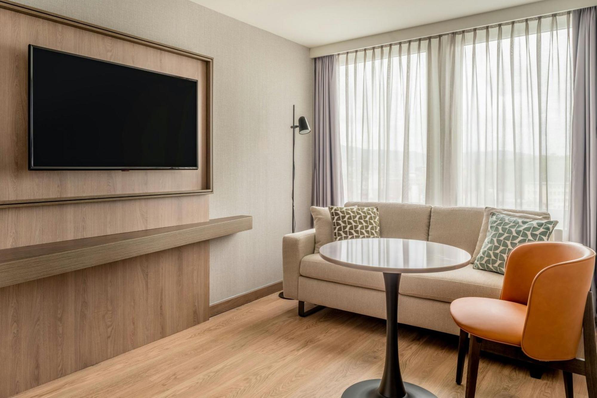 Junior Club Suite M Club lounge Access