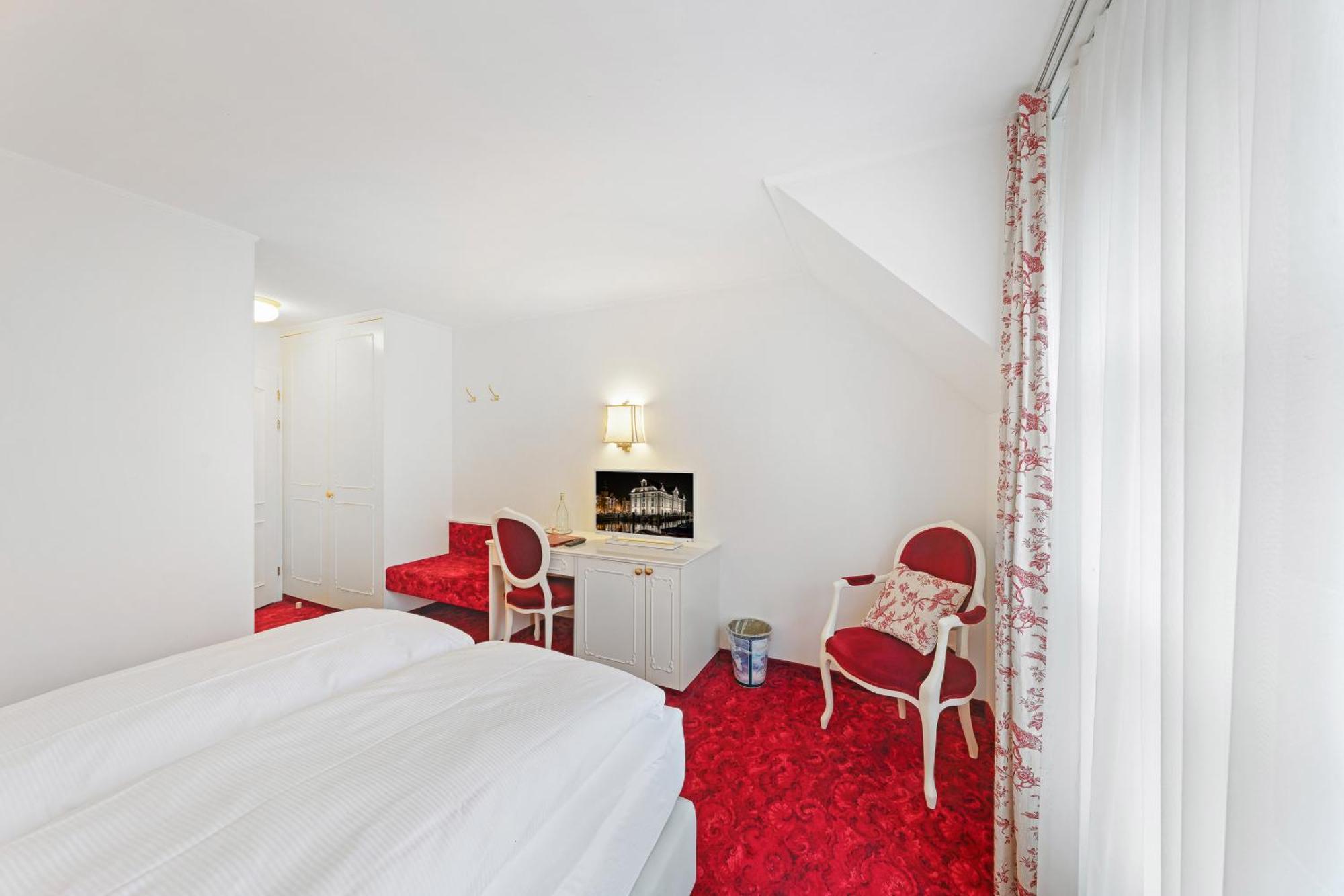 Double Room Queen Size Bed Garden View