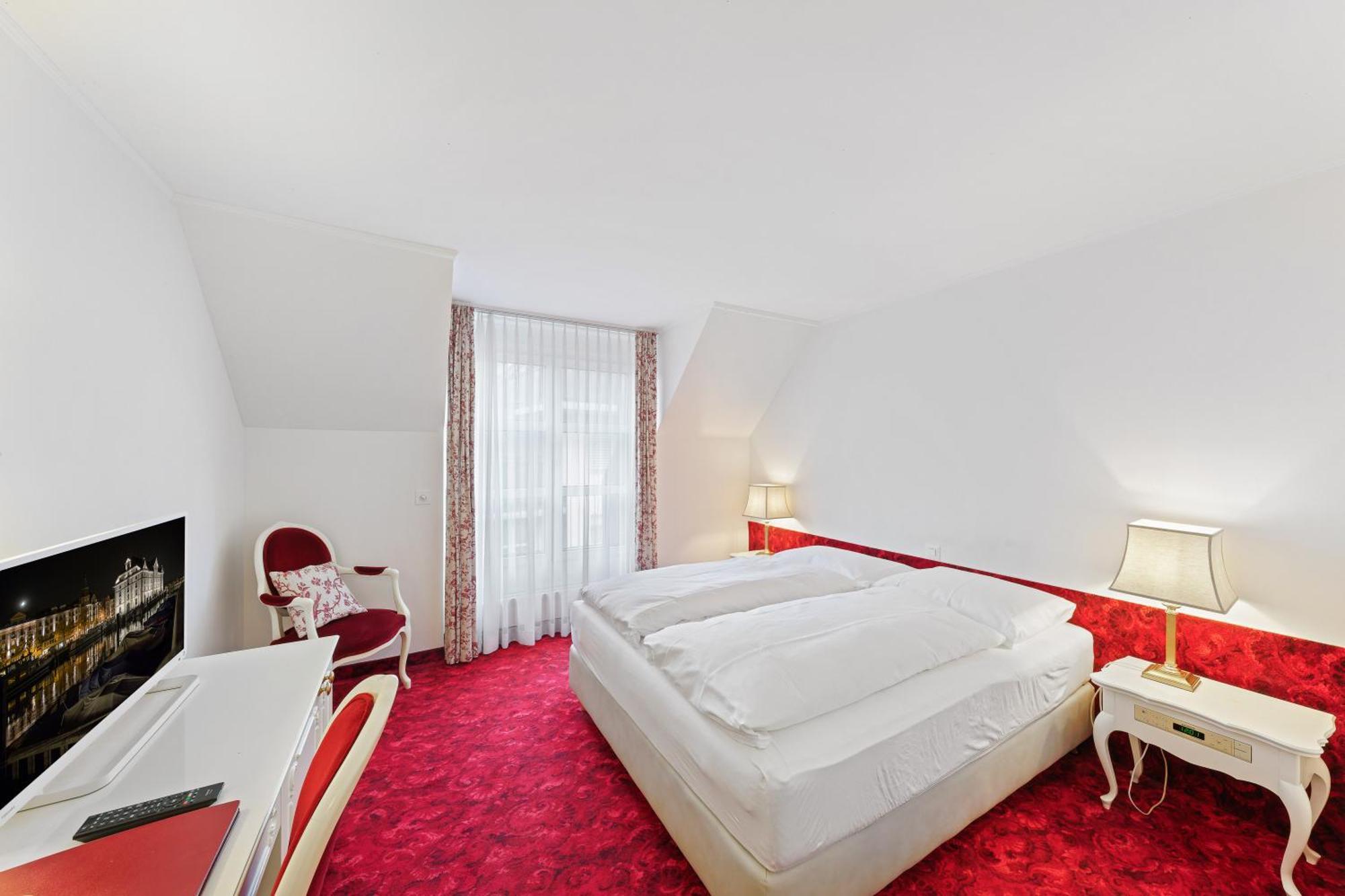 Double Room Queen Size Bed Garden View