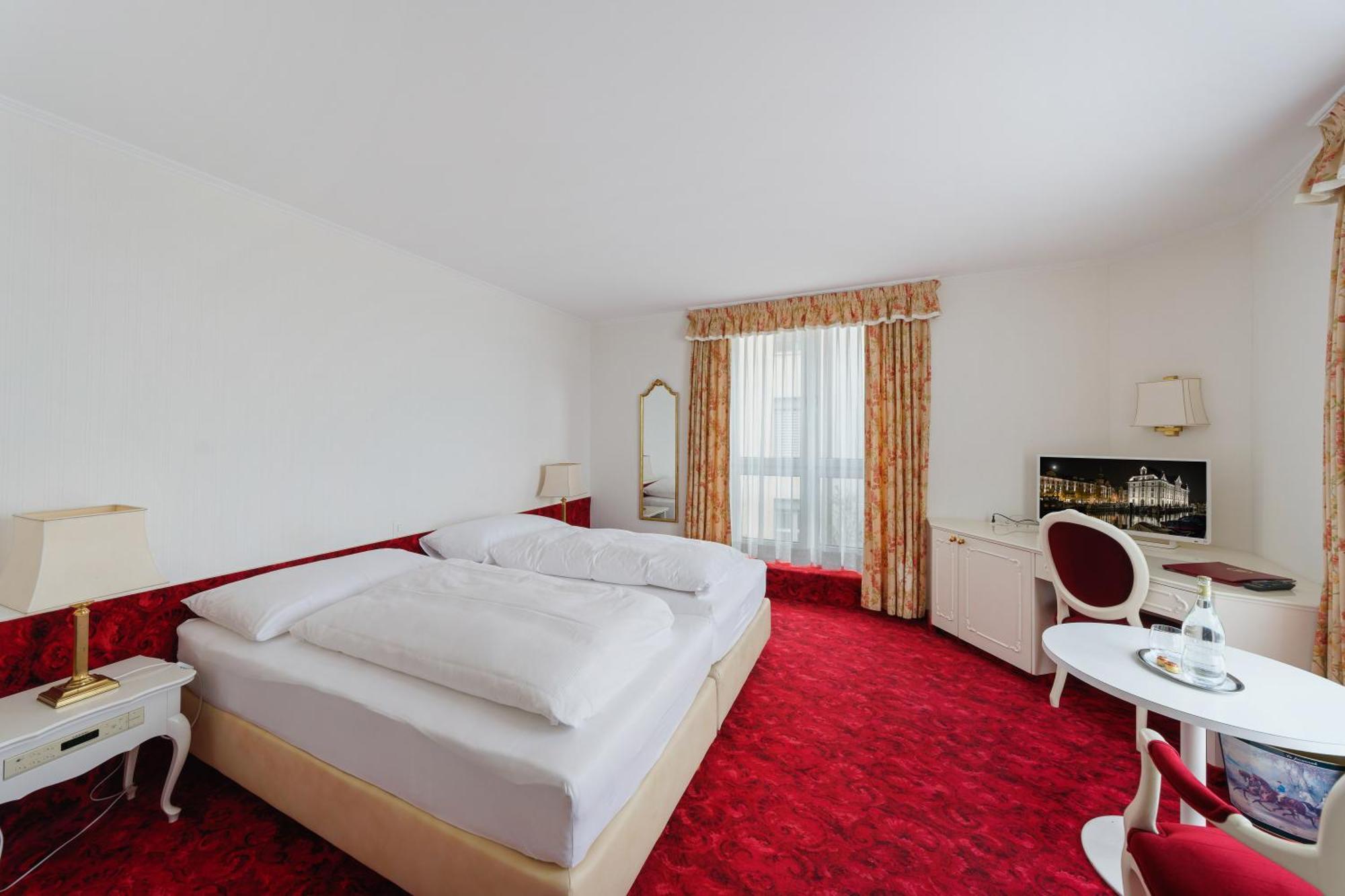Double Room Queen Size Bed Lake View