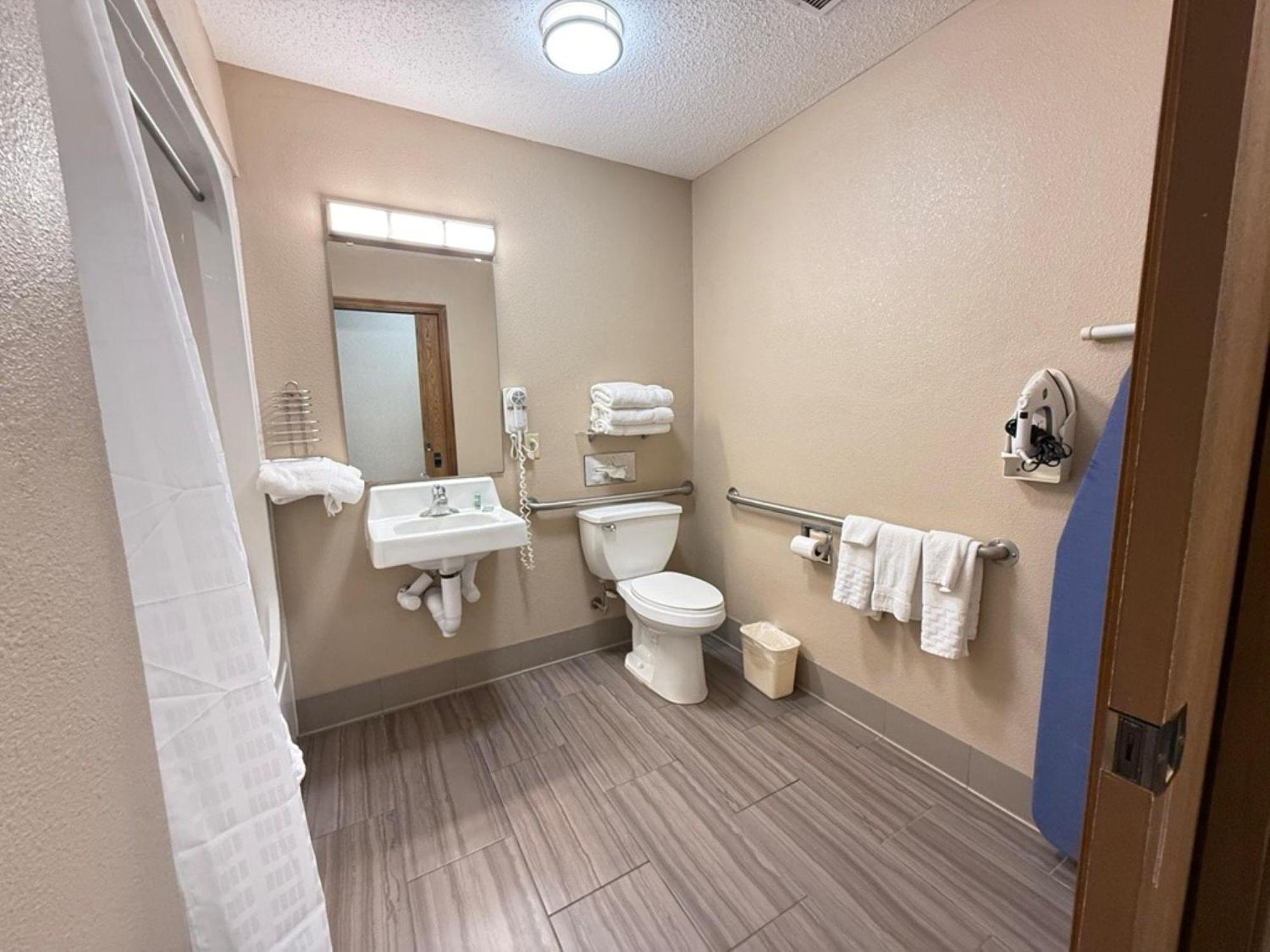 Queen Room Bath Tub Disability Access or Non-Smoking
