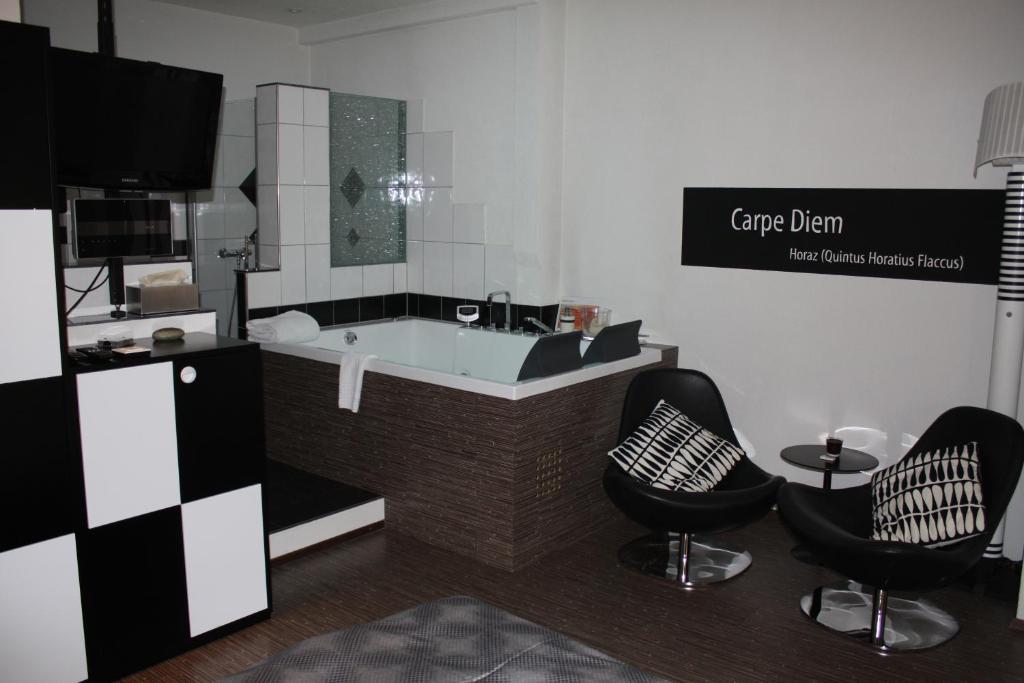 Queen Room with Spa Bath