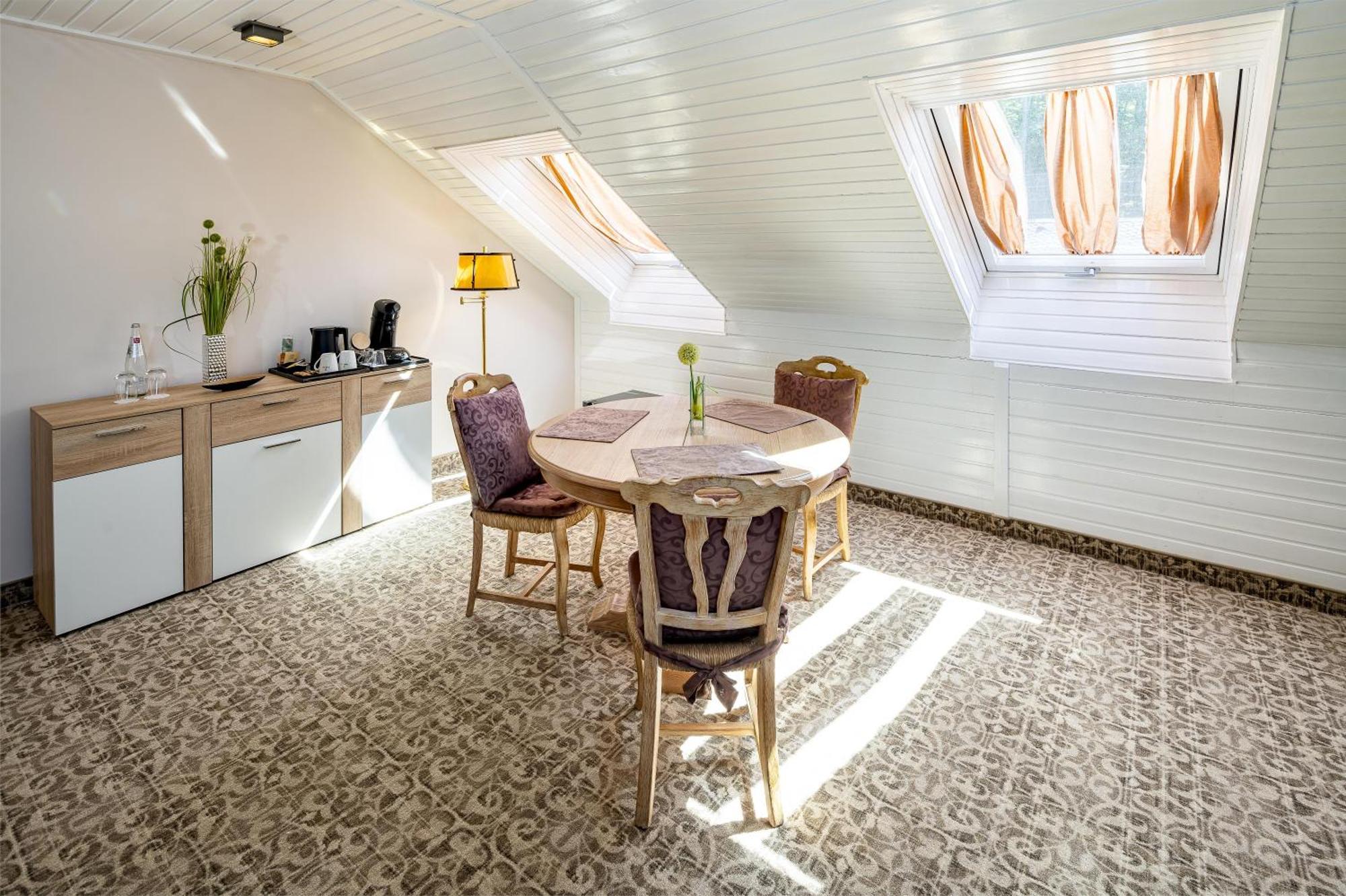 Junior Suite mit Kingsize-Bett, Balkon und Kamin