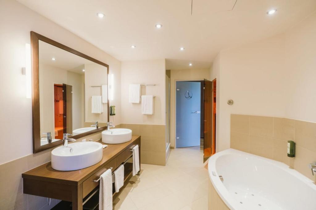 Deluxe Suite with Spa Bath