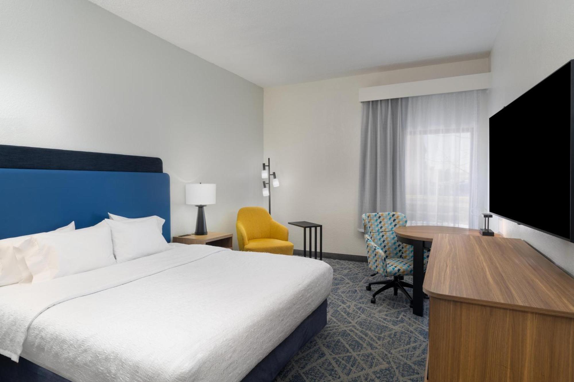 King Room with Roll-In Shower - Mobility Access/Non-Smoking