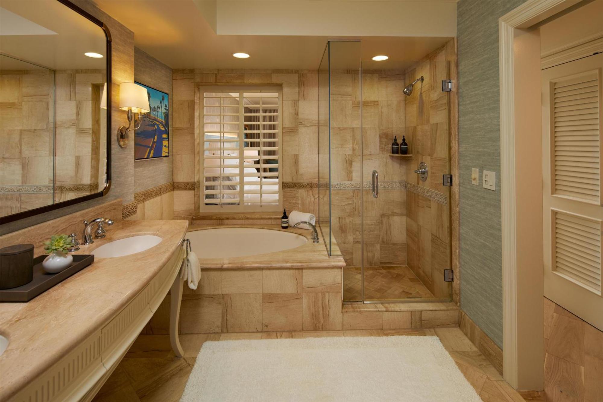 Deluxe King Room Pool View