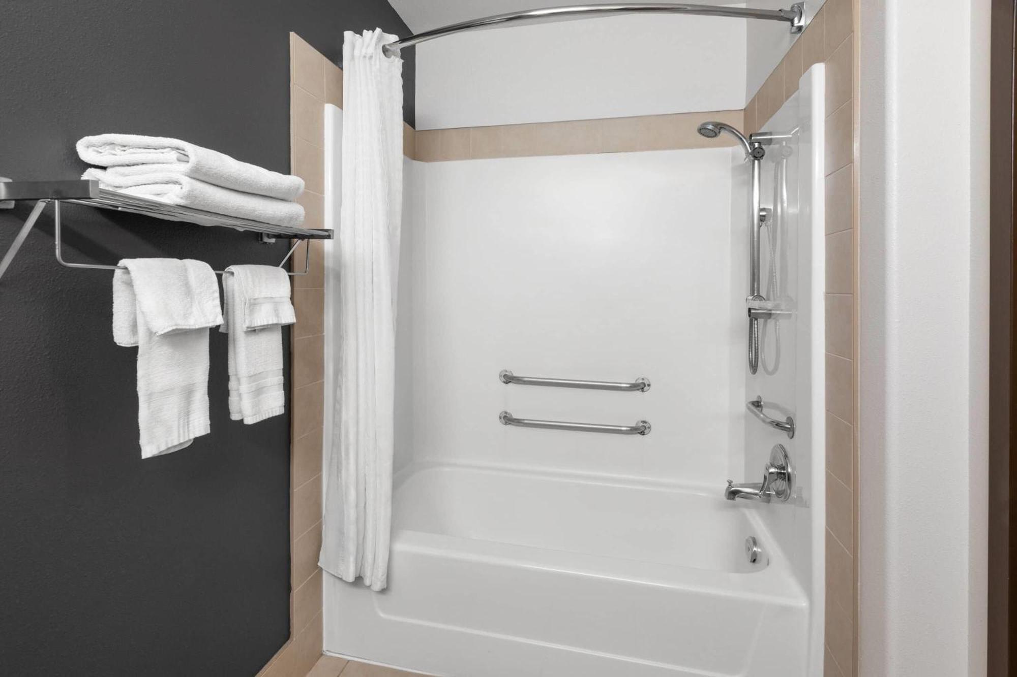 King Room Bath Tub Mobility Accessible or Non-Smoking