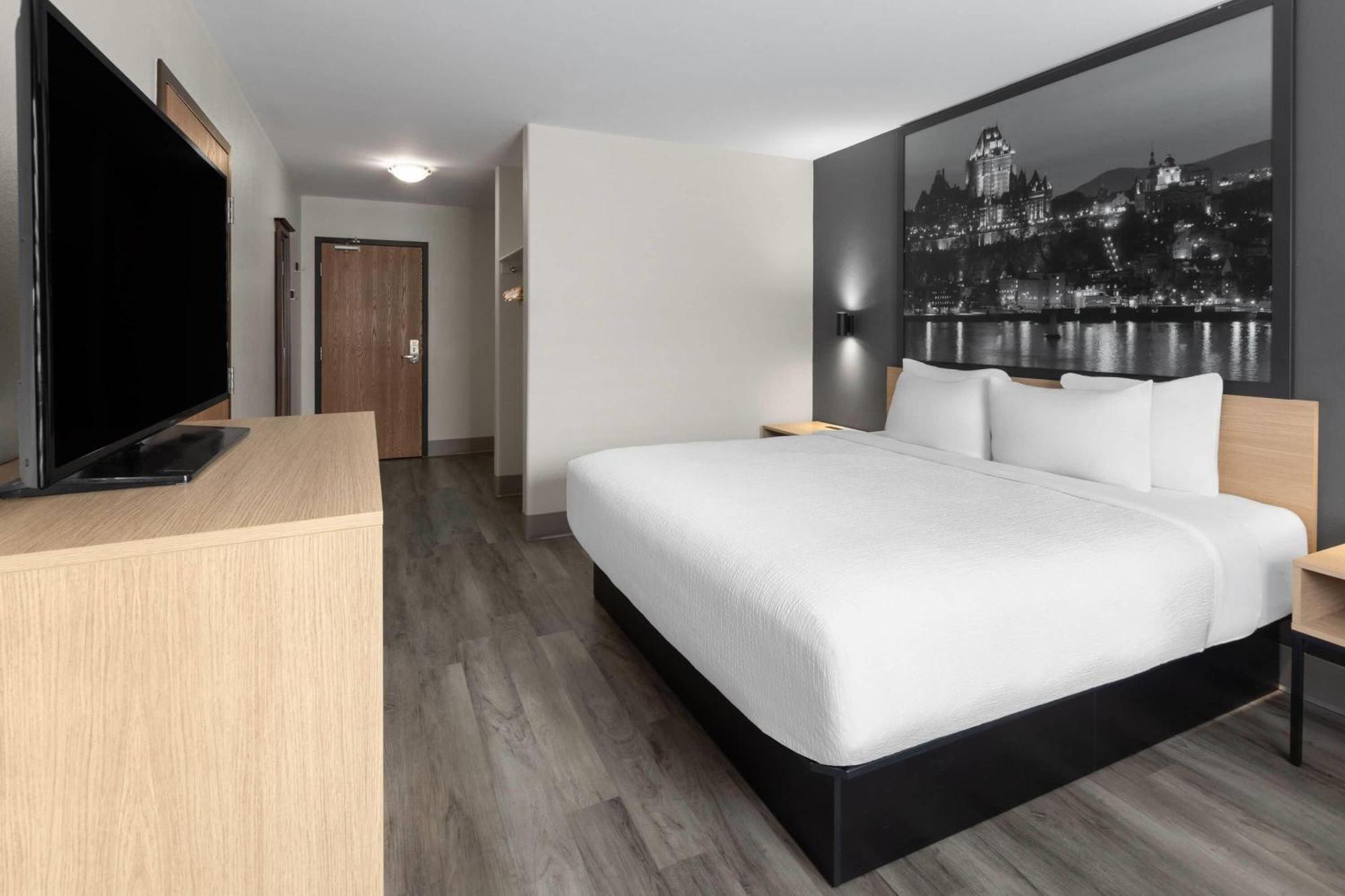 King Room Bath Tub Mobility Accessible or Non-Smoking