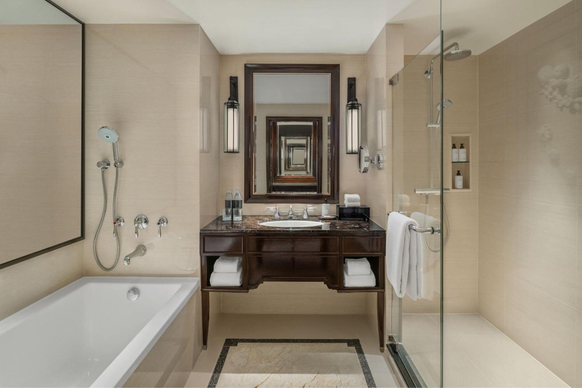 Athenee Prestige Guest room 1 King City view Corner room,1357602098:JPEG