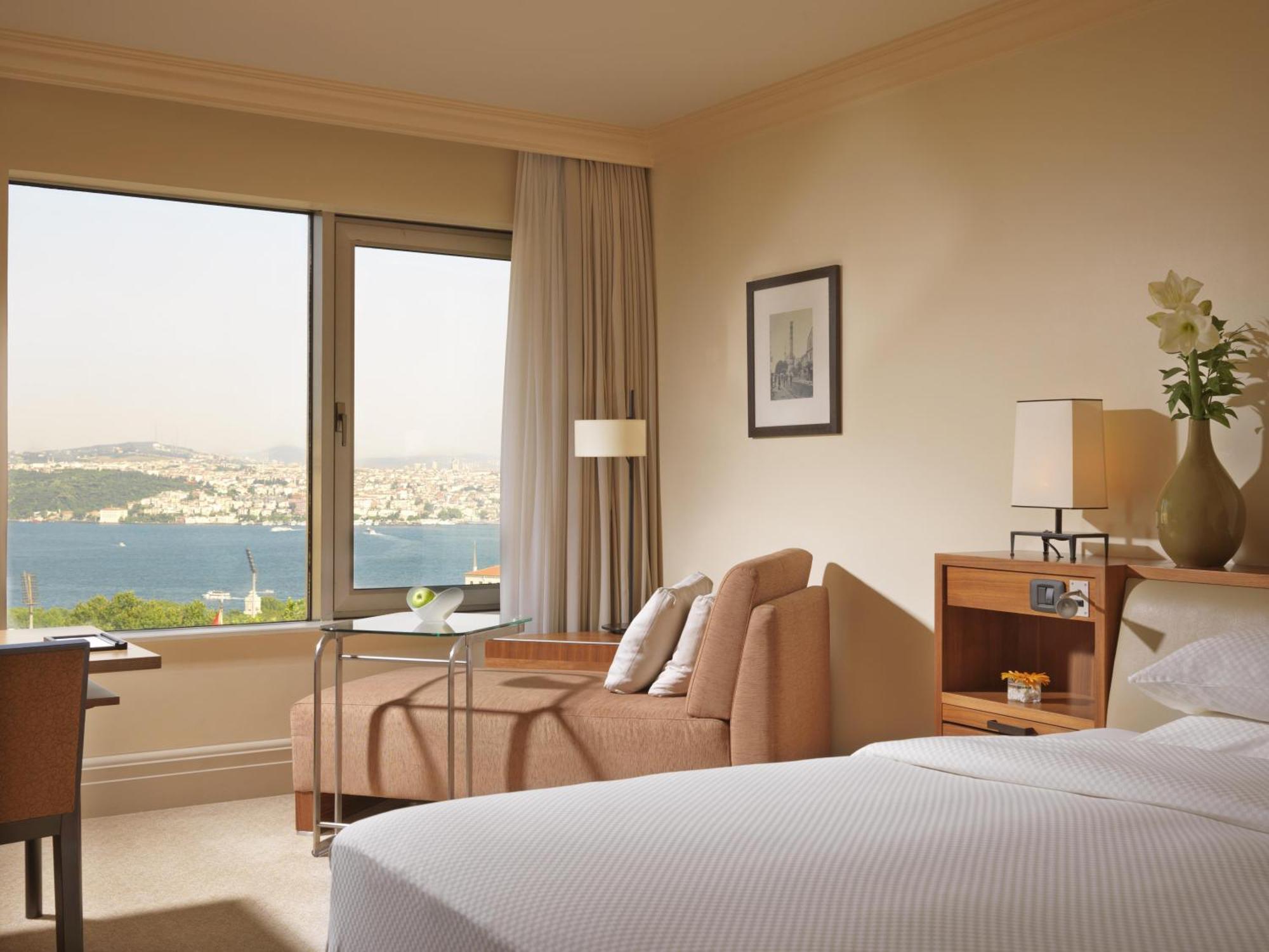 Habitación con cama extragrande y vistas al Bósforo