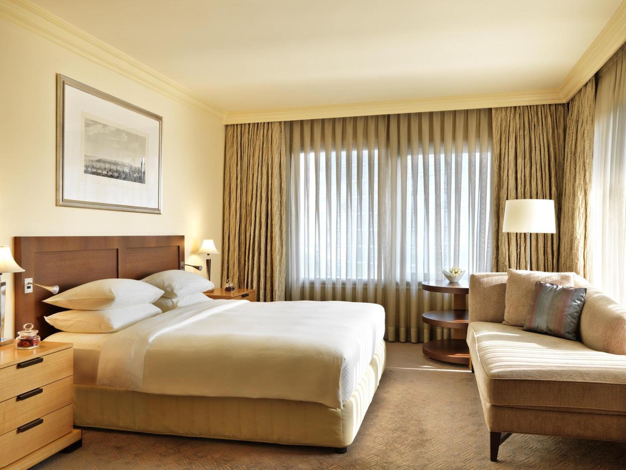 Grand Executive Suite with Lounge Access