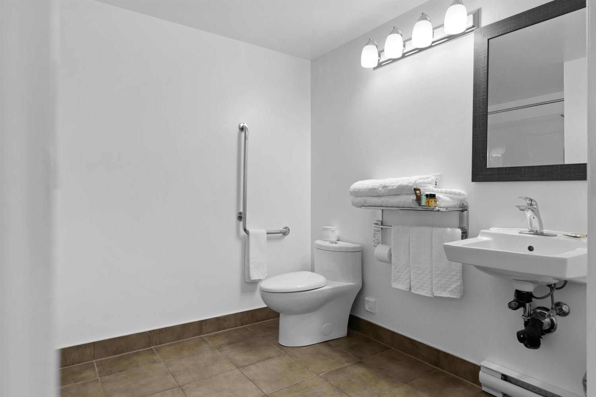 King Room with Roll-In Shower, Balcony and Lake View - Disability Access/Non-Smoking