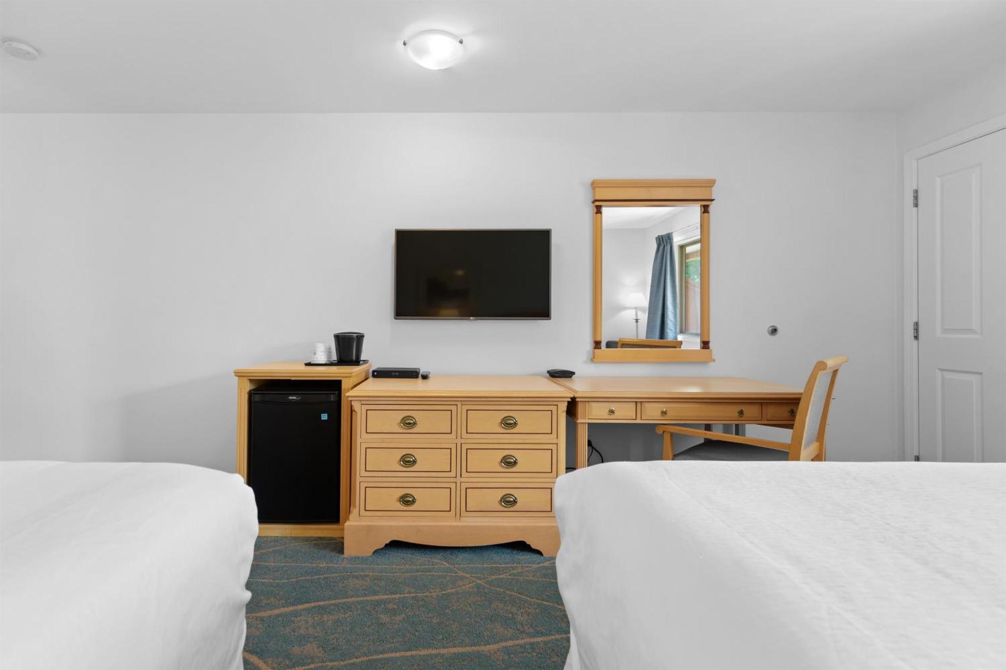 Queen Room with Two Queen Beds and Lake View